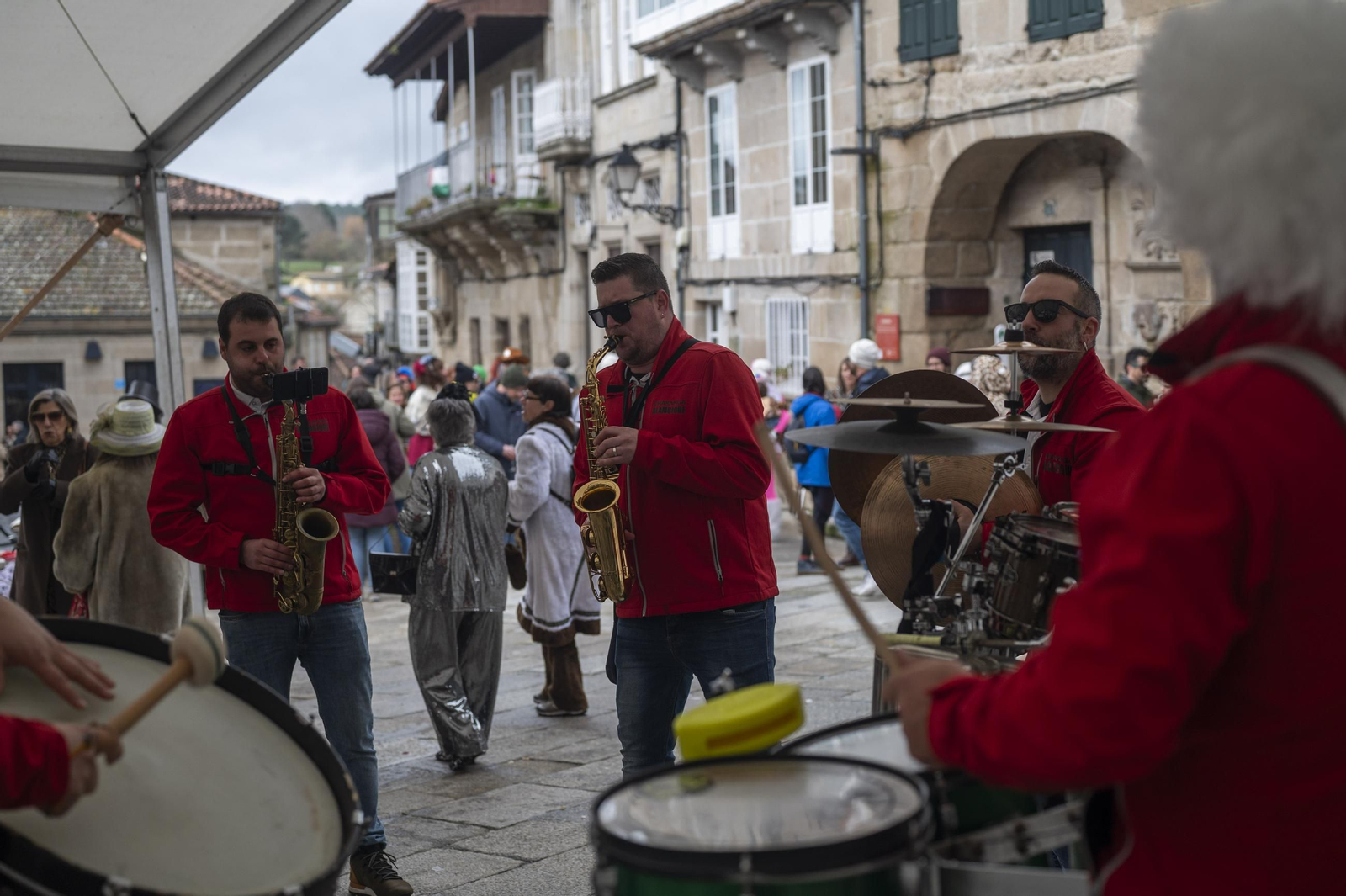 Galería | Allariz maridó charanga y vermú este domingo de entroido