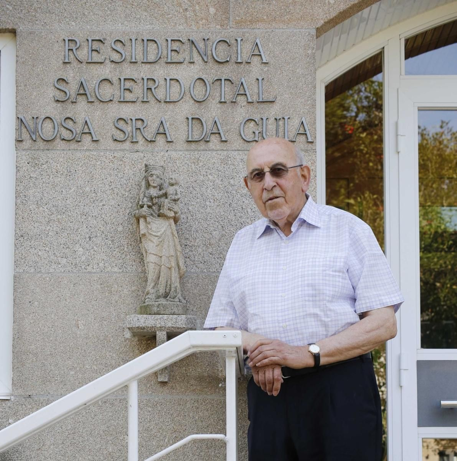 Don Juan Pérez Rivas, párroco de Coruxo, quien ahora vive en la residencia sacerdotal.