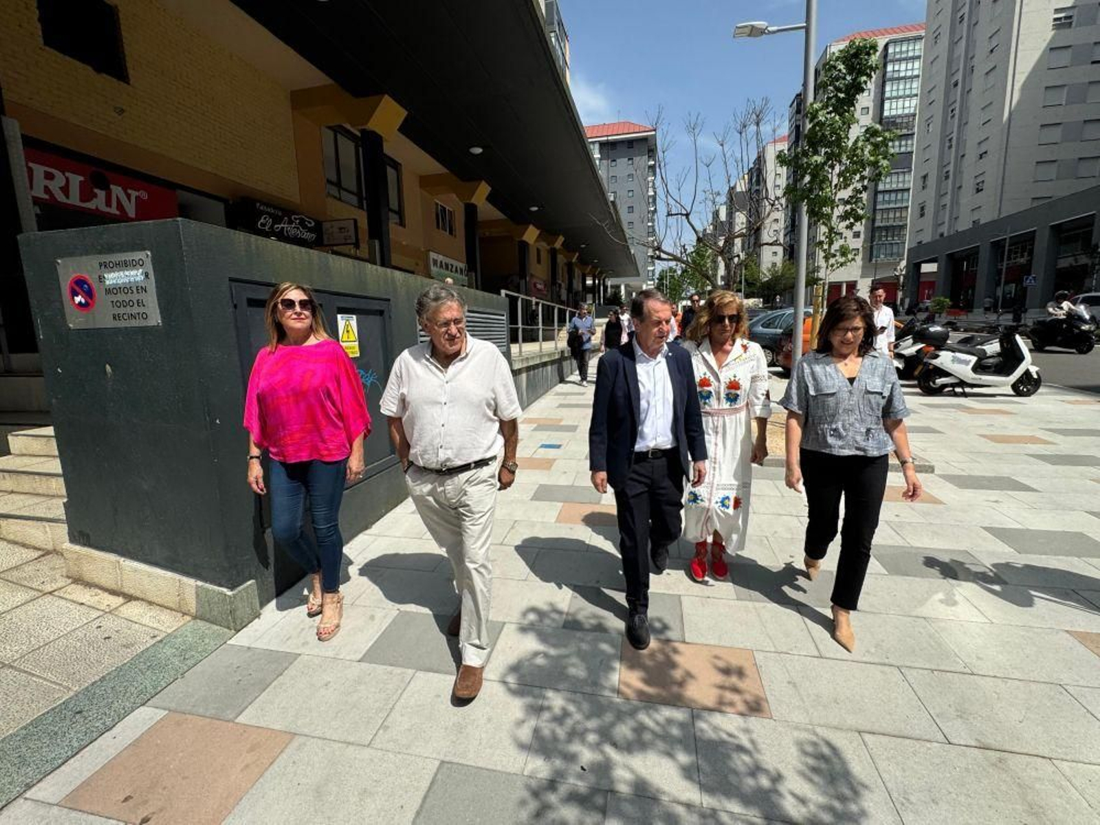 Yolanda Aguiar, Javier Pardo, Abel Caballero, Carmela Silva y María José Caride, ayer en Navia.