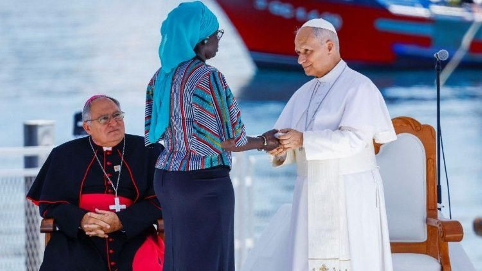El papa saluda a una migrante en Arguineguín.