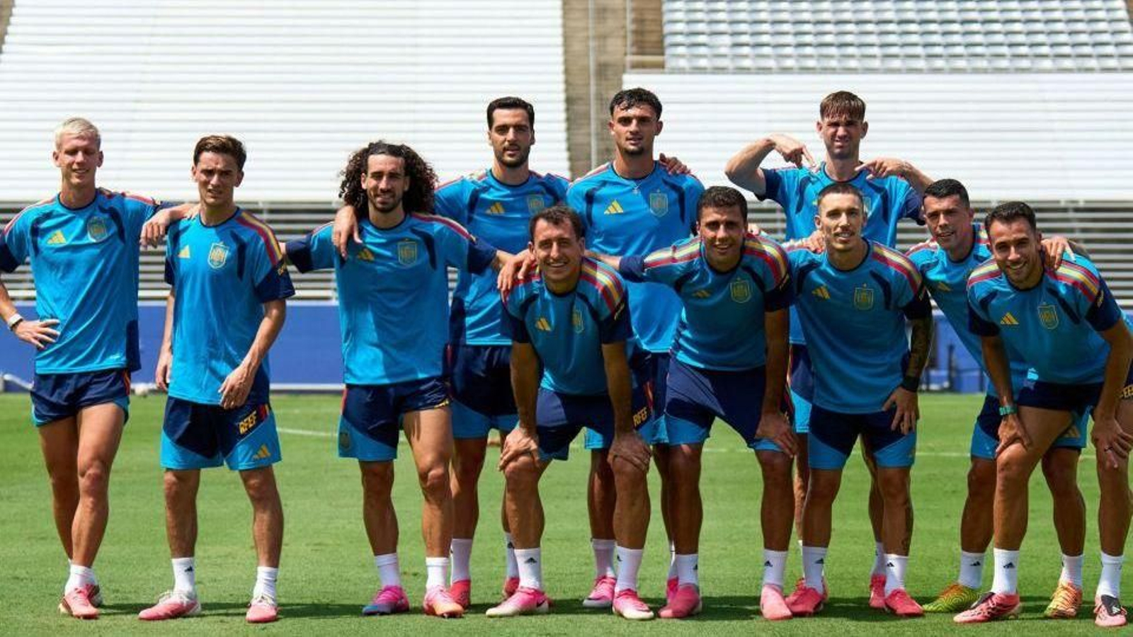 Rodri Hernández (5d) y Mikel Merino (8d), ayer, tras el entrenamiento de la selección española.