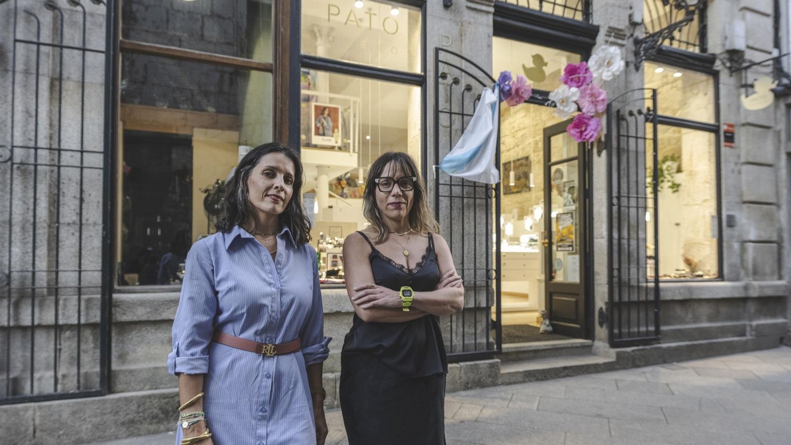 Victoria y Esther Gómez, a las puertas de la joyería, en la Rúa Maior.
