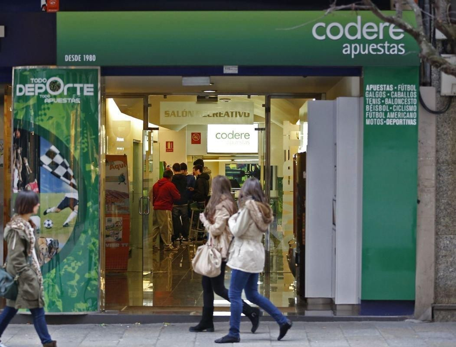 Casa de apostas Codere en el Paseo de Ourense. (Foto: Xesús Fariñas)
