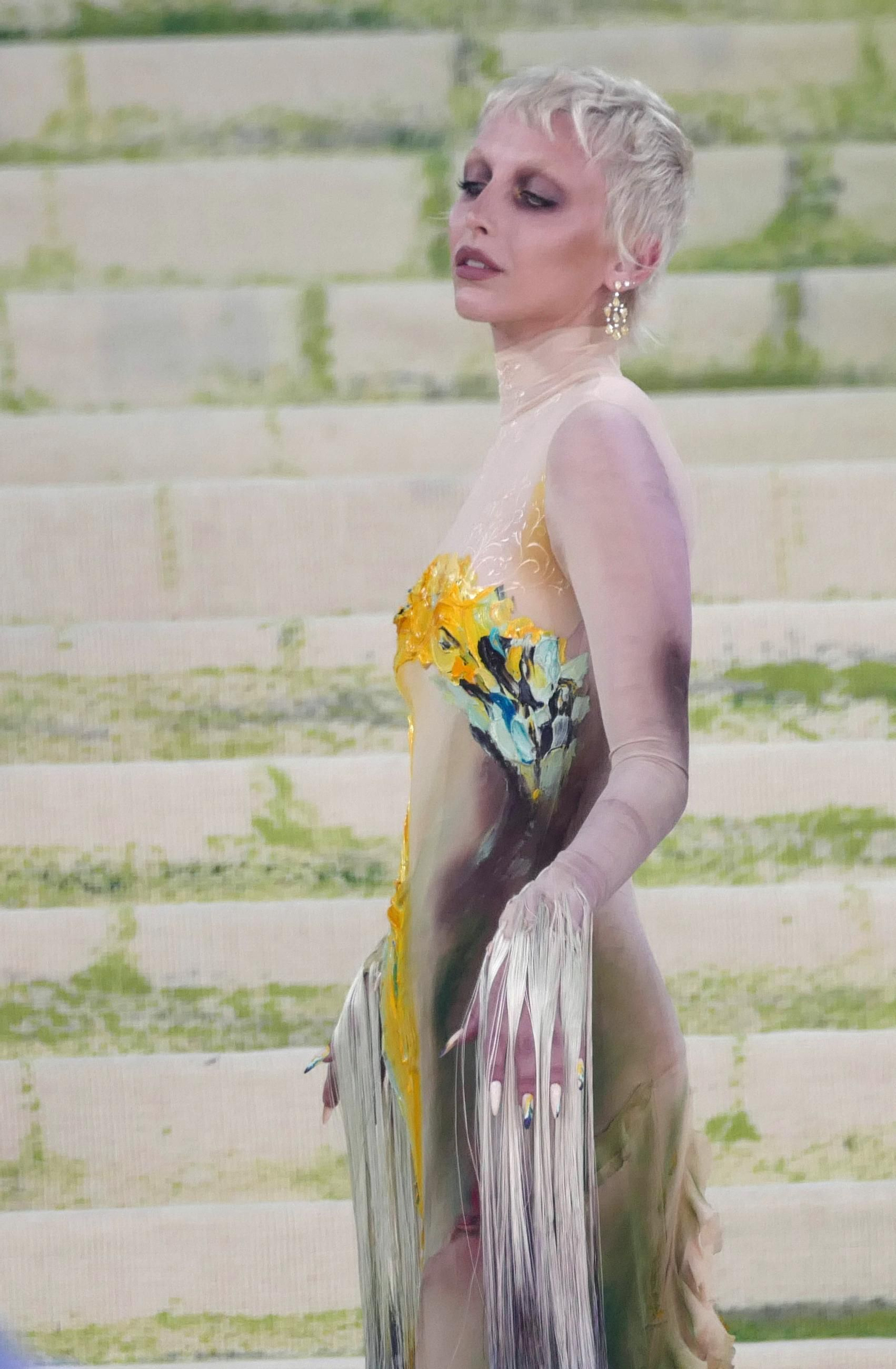 EuropaPress_7499644_new_york_ny_may_emma_chamberlain_at_the_2026_met_gala_celebrating_costume