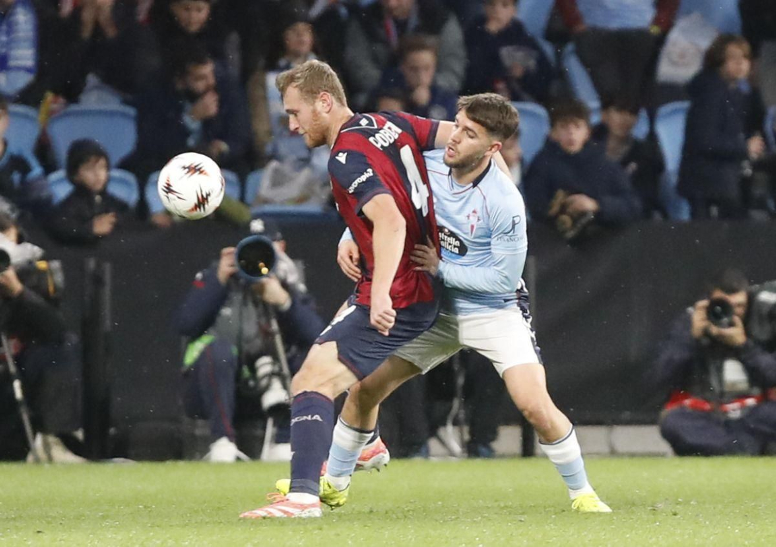 Sergio Carreira intenta detener al italiano Pobega.