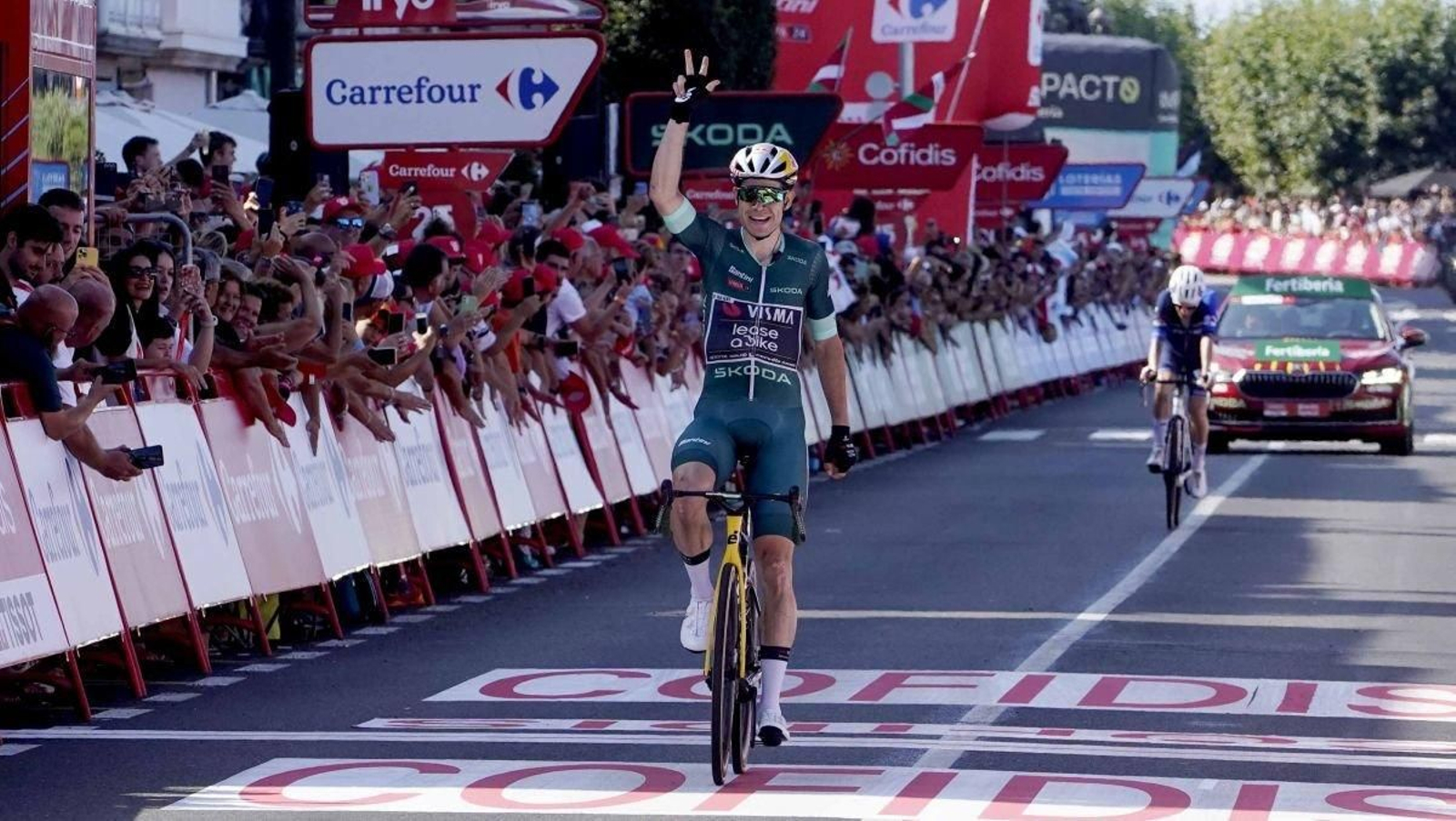 El gran ciclista Van Aert, ayer, cruzando la meta en Baiona en una etapa con miles de espectadores.
