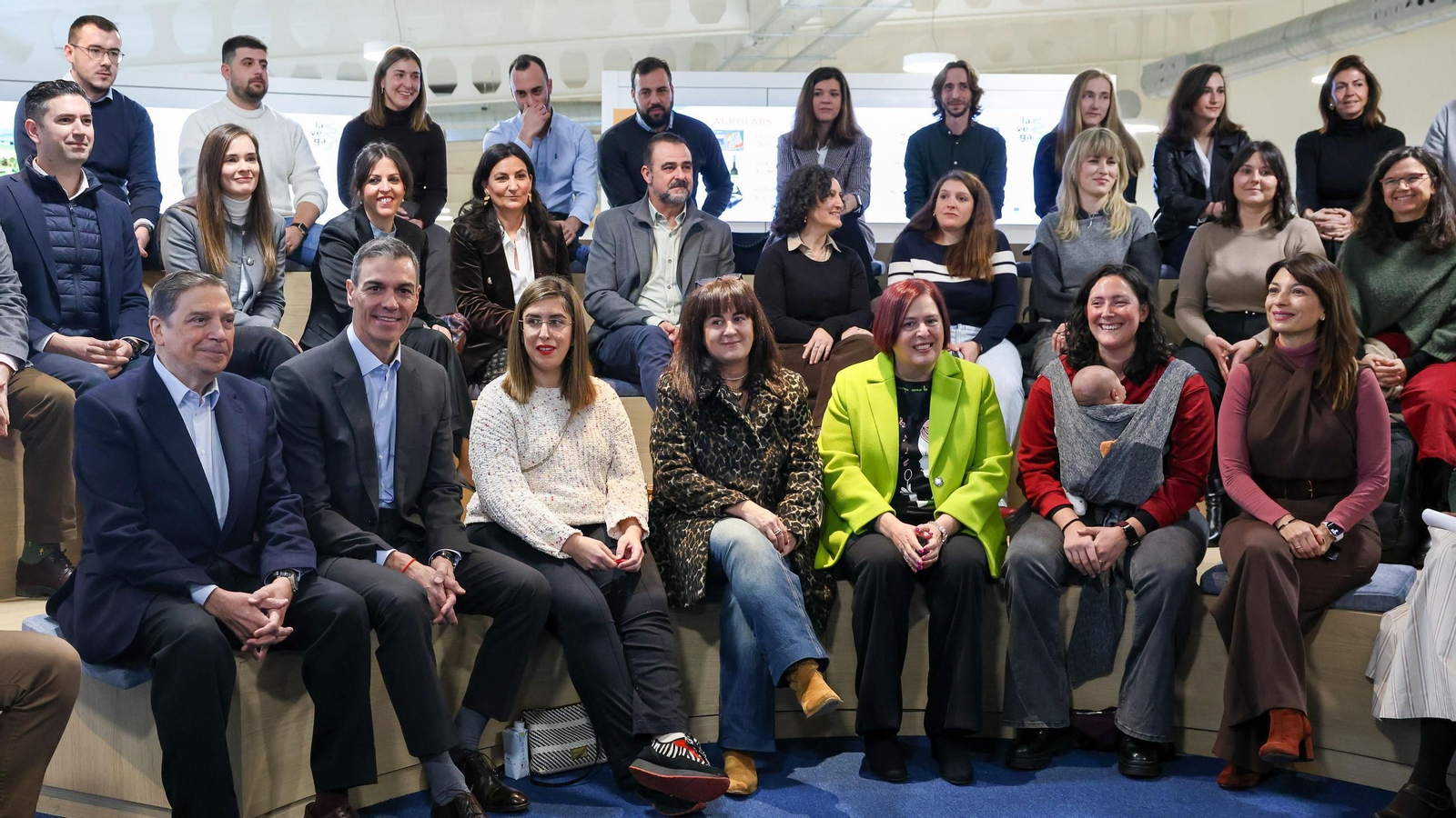El presidente del Gobierno, Pedro Sánchez, acompañado por el ministro de Agricultura, Luis Planas, durante el acto de presentación de las medidas para facilitar el acceso a la actividad agraria