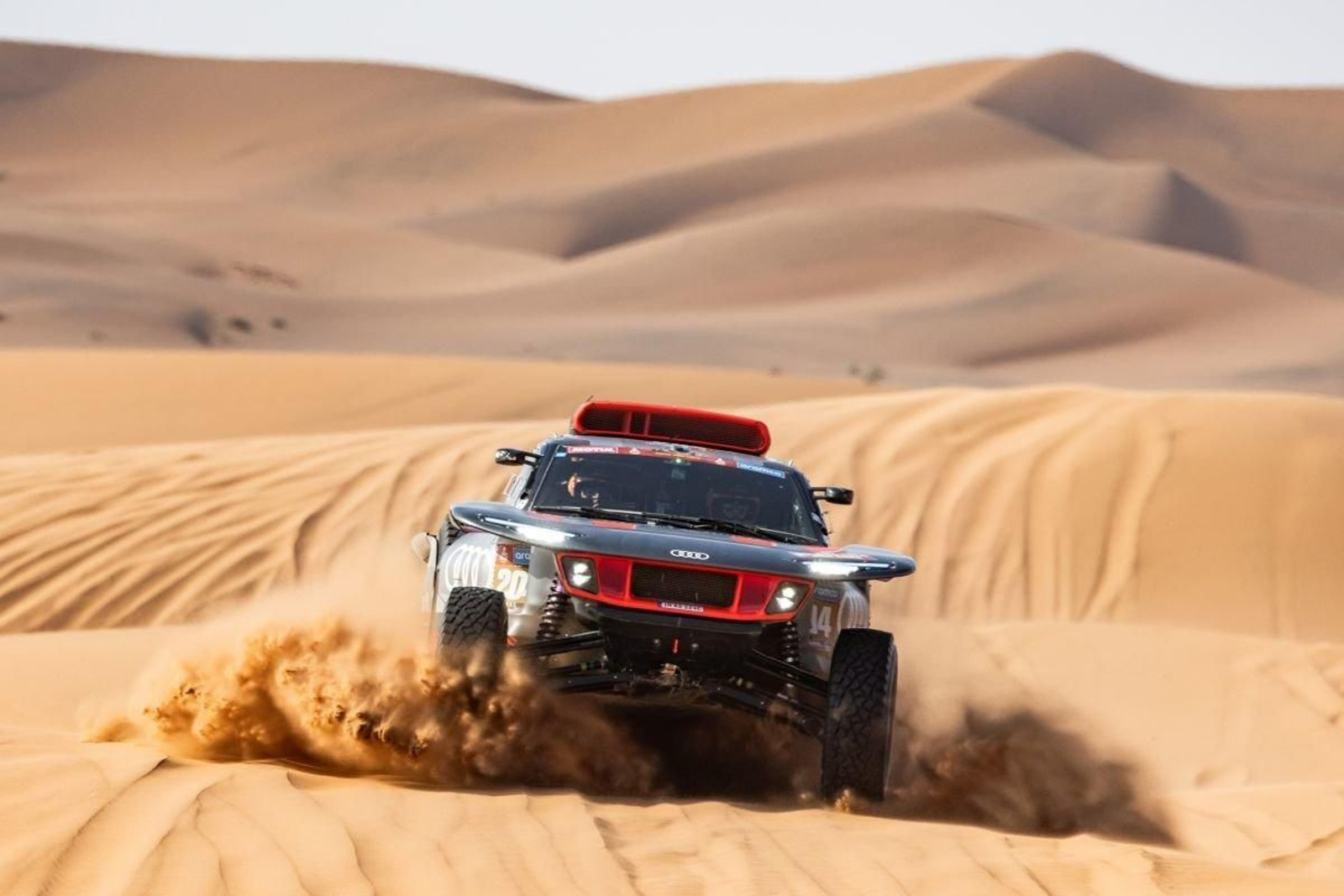 Carlos Sainz, ayer, sobre las dunas del desierto de Arabia Saudí en la segunda etapa del Dakar.