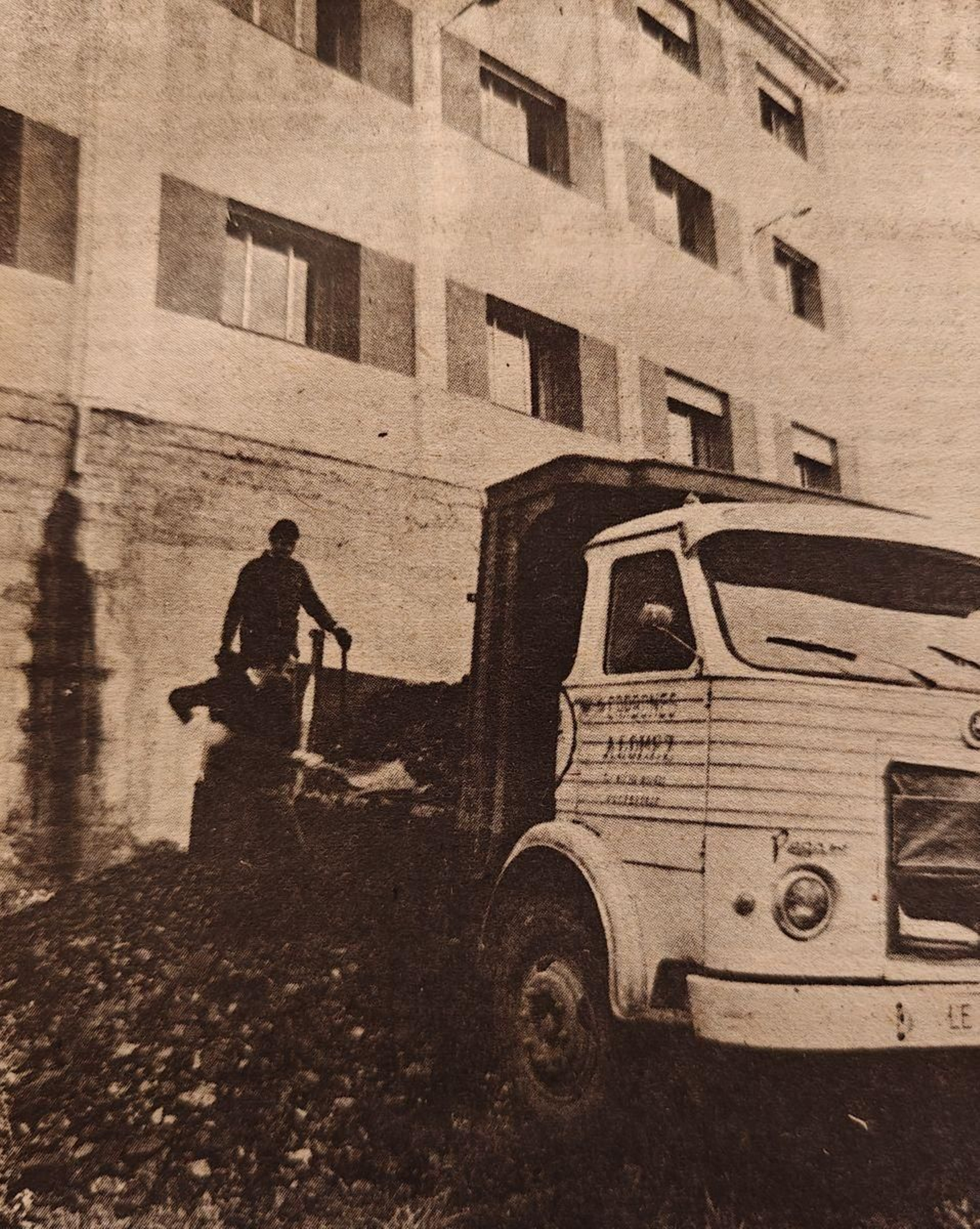 Descarga del carbón para las niñas de Sobrado del Obispo.