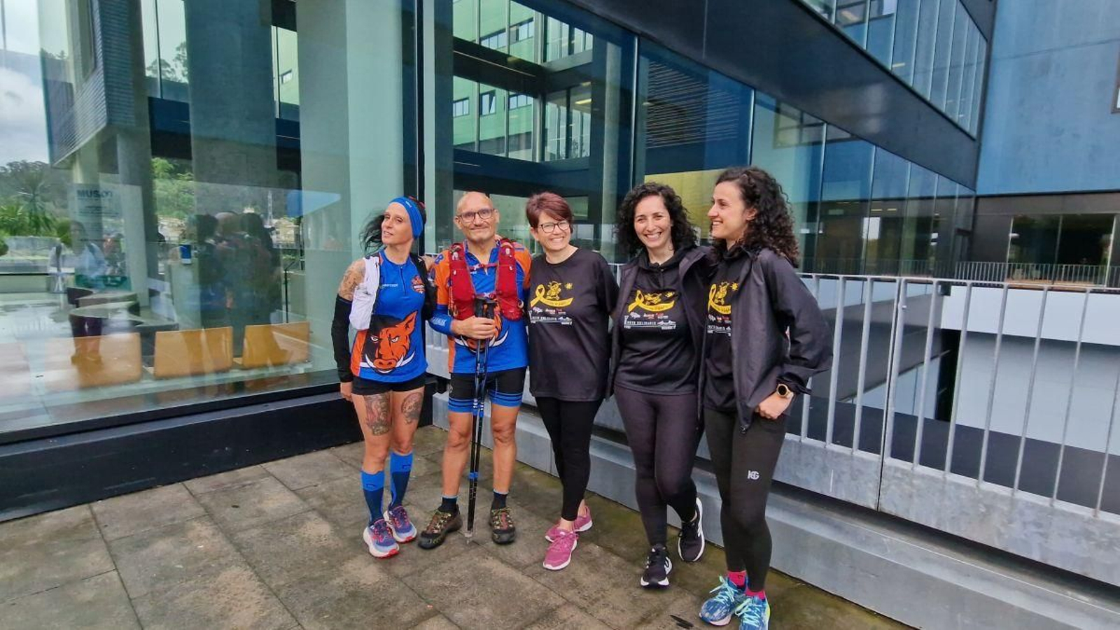 Los corredores Mónica y Eladio, con las madres organizadoras, Monse, Montse y Victoria, en el Cunqueiro