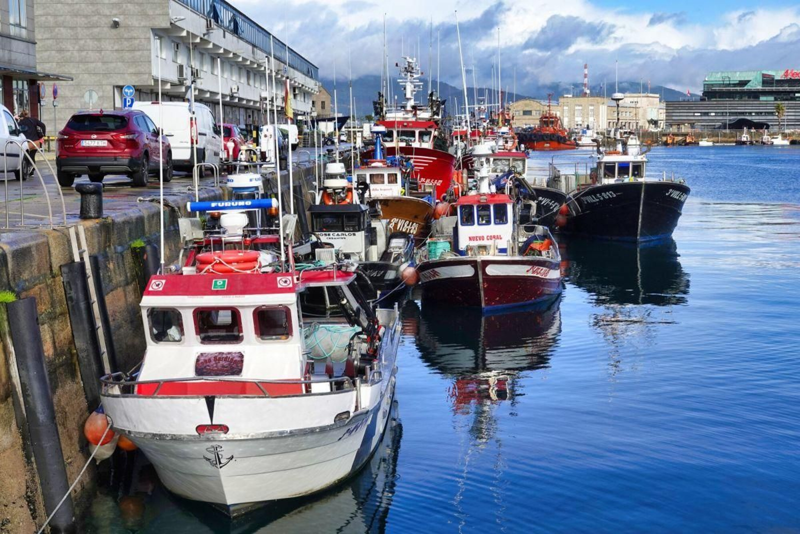 Barcos de la flota viguesa del cerco amarrados en el puerto pesquero en los muelles de O Berbés.