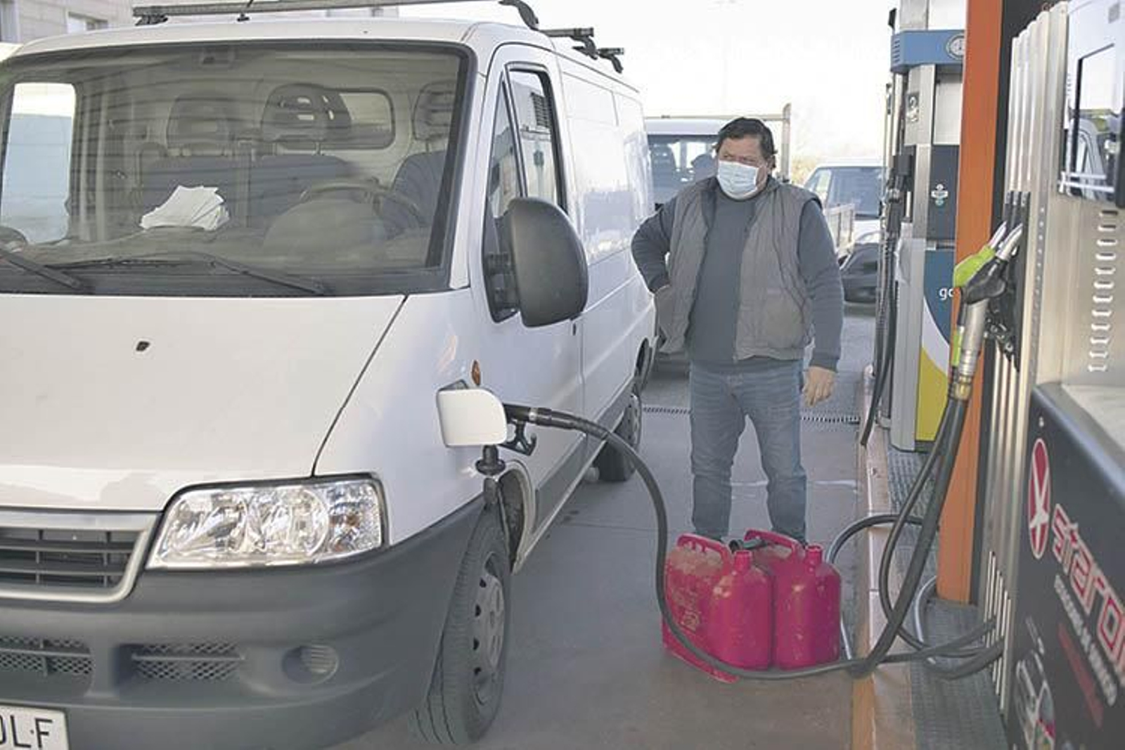 Un cliente, llenando el depósito de su furgoneta. (XESÚS FARIÑAS)