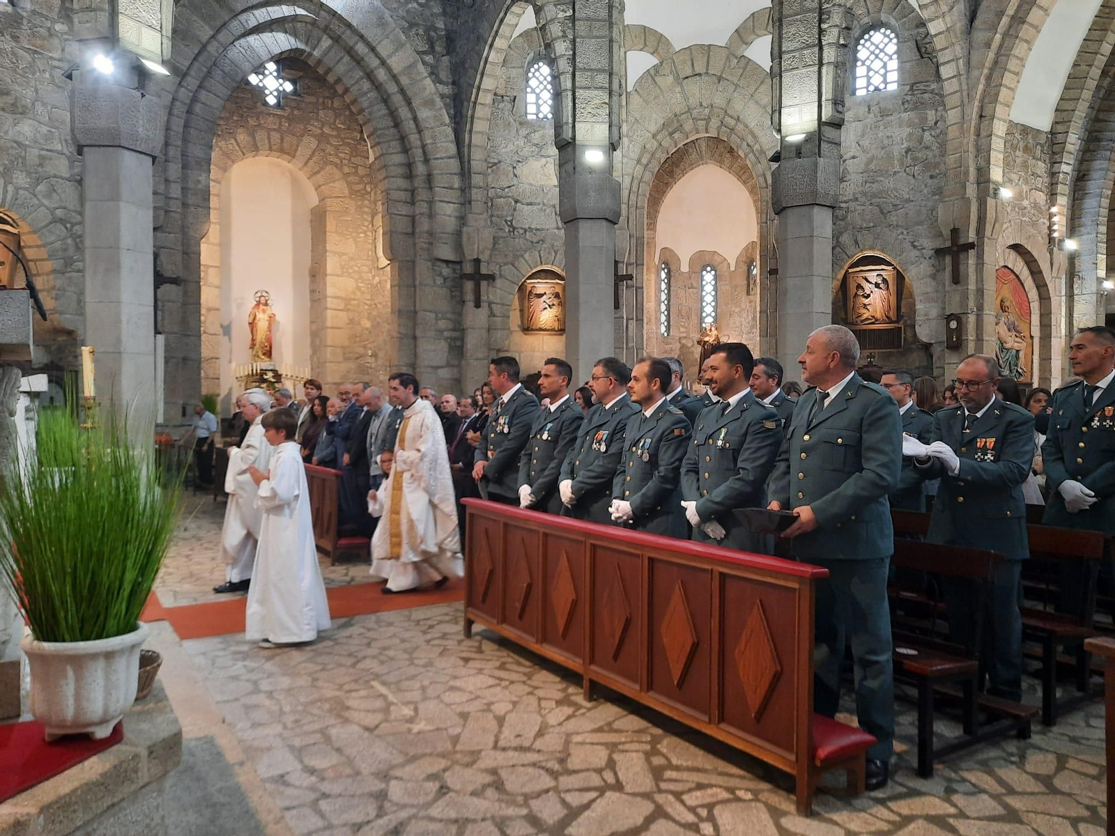 Agentes de la Guardia Civil en la misa por el Día del Pilar en Carballiño.