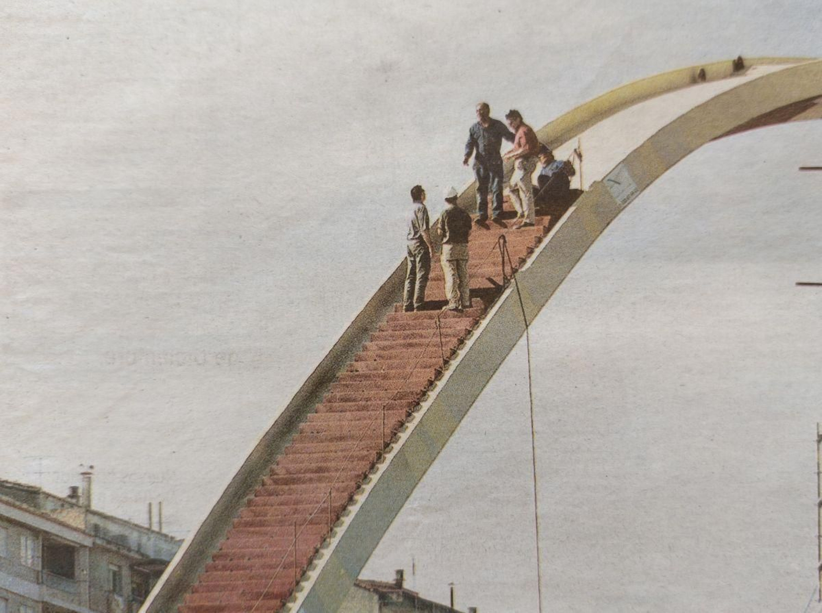Pasarela donde los obreros colocaron un tramo de escalinatas para el paso de las autoridades.
