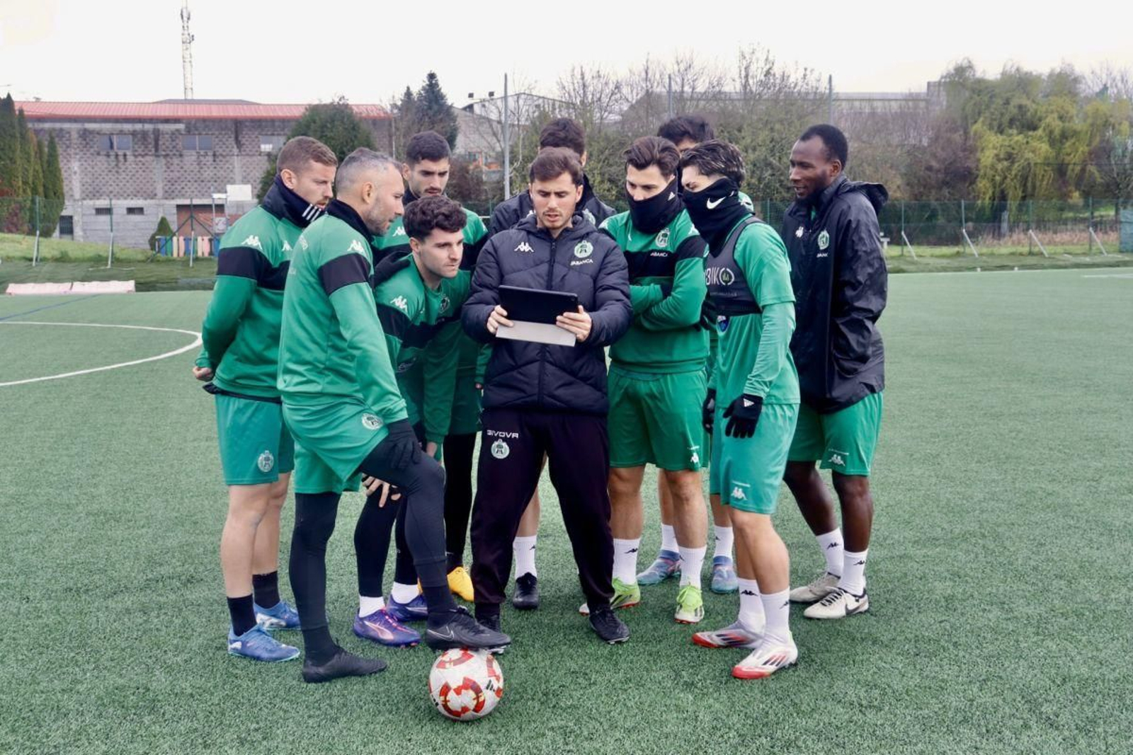 Pablo Roldán, segundo entrenador del Arenteiro, con los jugadores verdes.