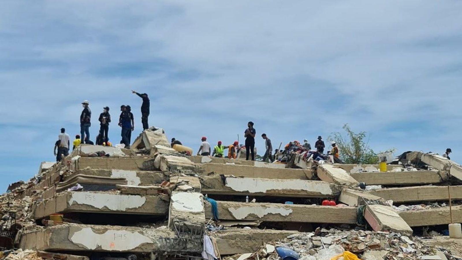 Un edificio se derrumba tras los terremotos del 24 de junio en la ciudad costera de Catia La Mar, en el mar Caribe; las últimas cifras elevan el número de muertos a 1.400.