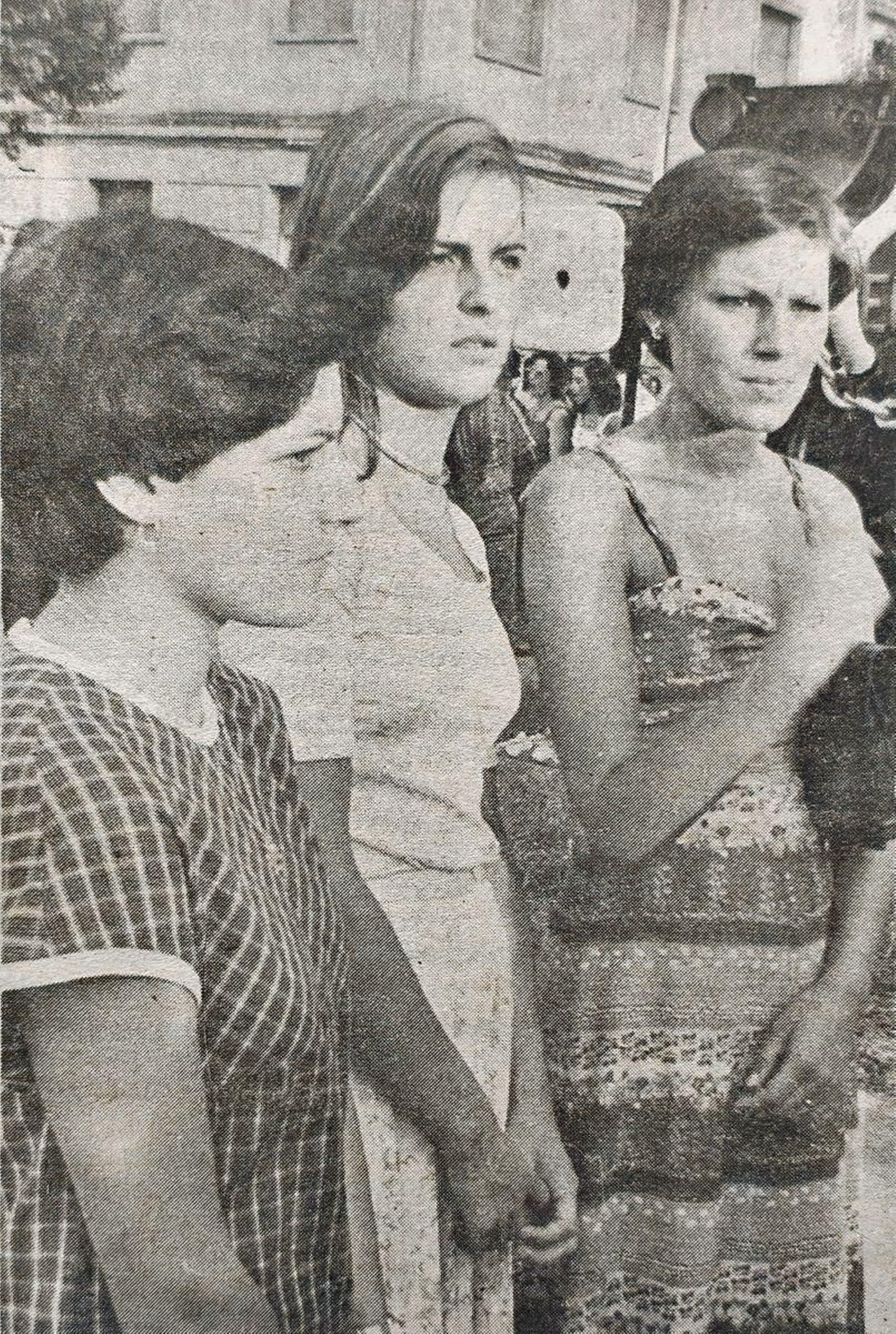 La Reina de las Fiestas de El Puente con sus damas de honor.