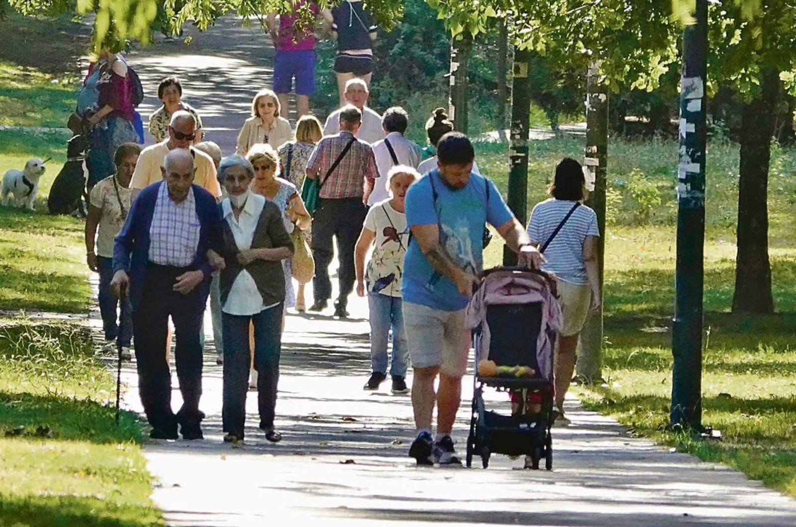 Vigueses de todas las edades, por el bulevar de la avenida de Castelao, en Coia.