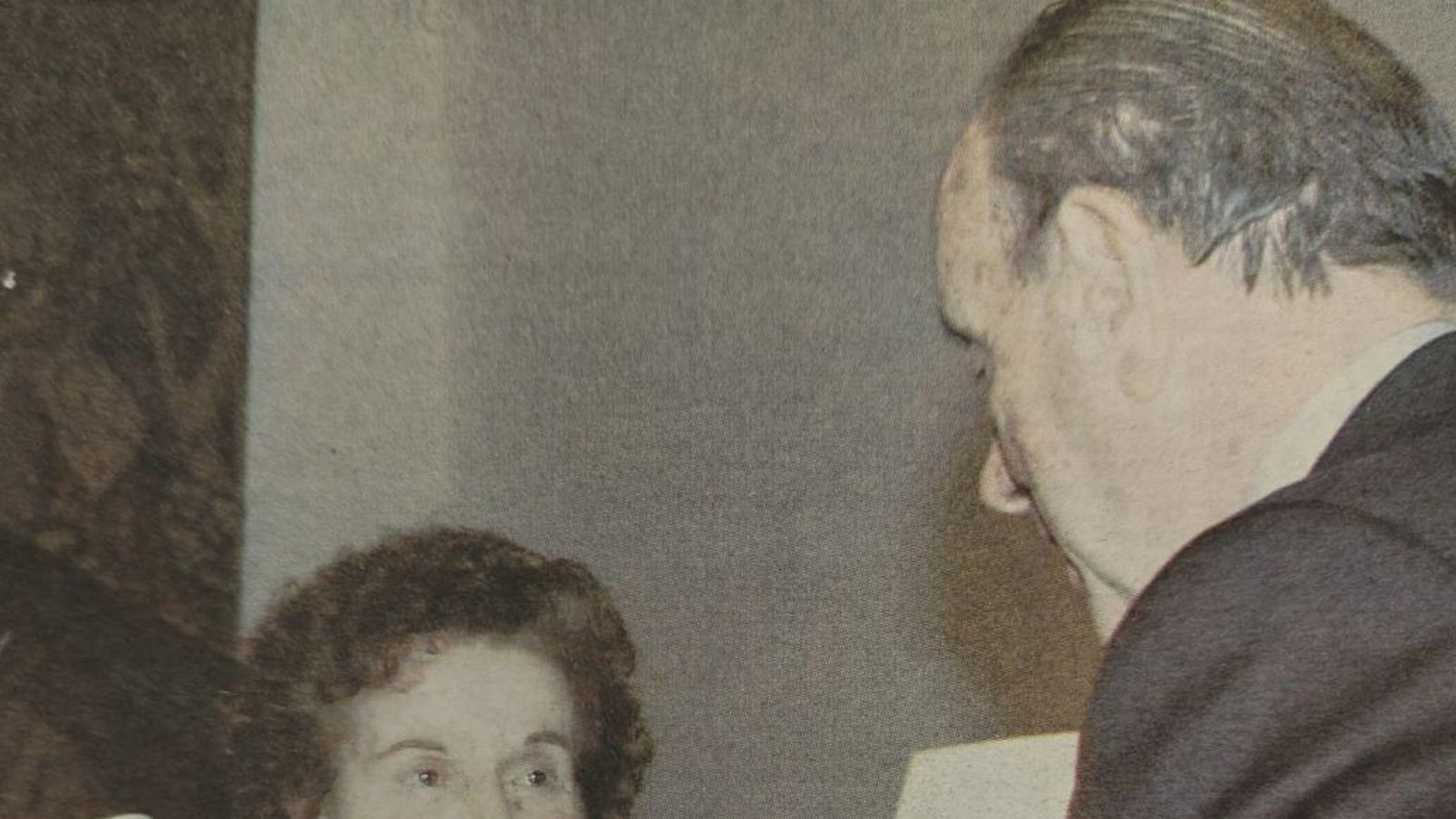 Pura Vázquez recibe el premio de manos del presidente Manuel Fraga.