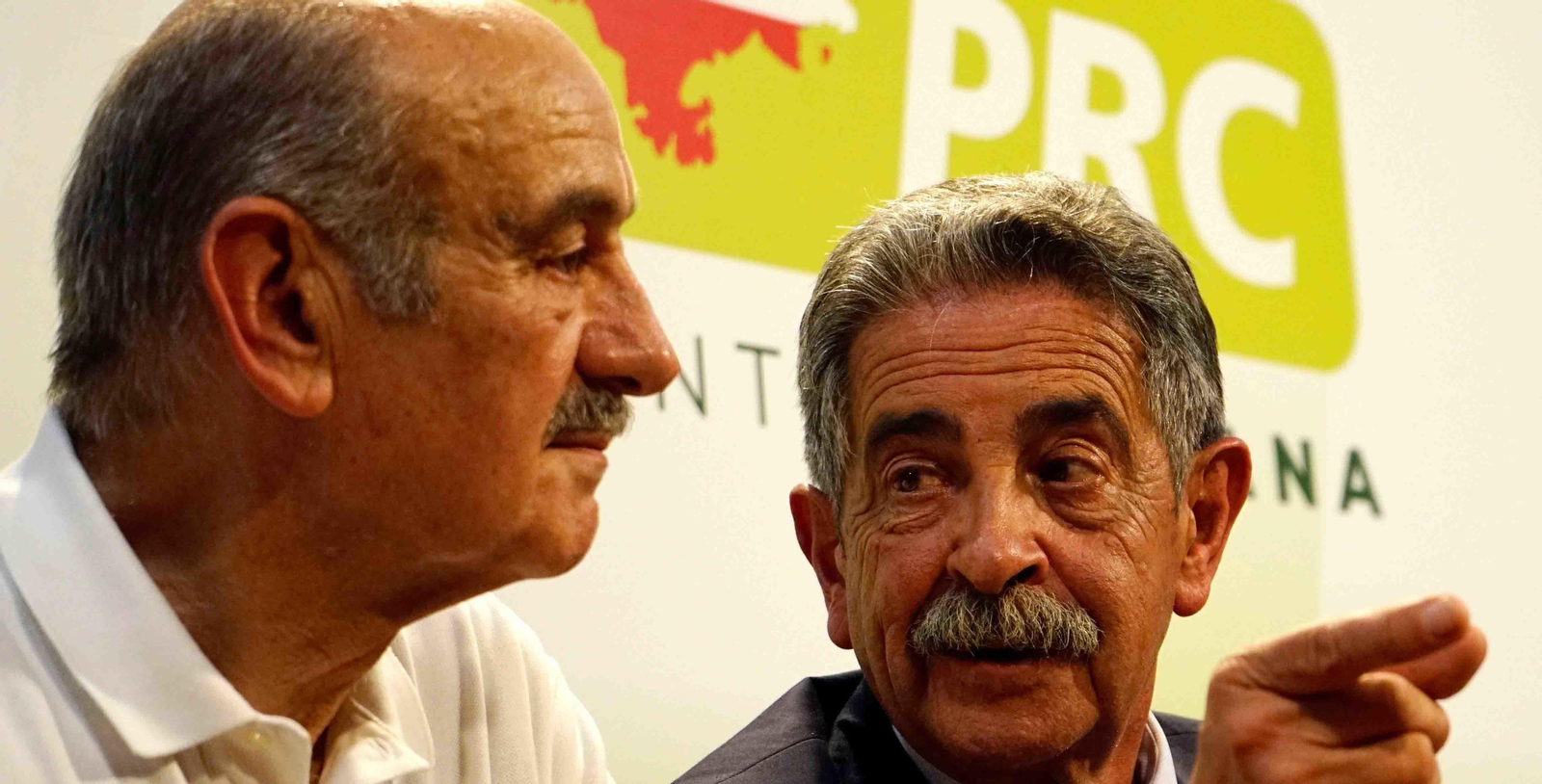 El candidato del PRC a la presidencia de Cantabria, Miguel Ángel Revilla, acompañado por el diputado nacional José Mª Mazón