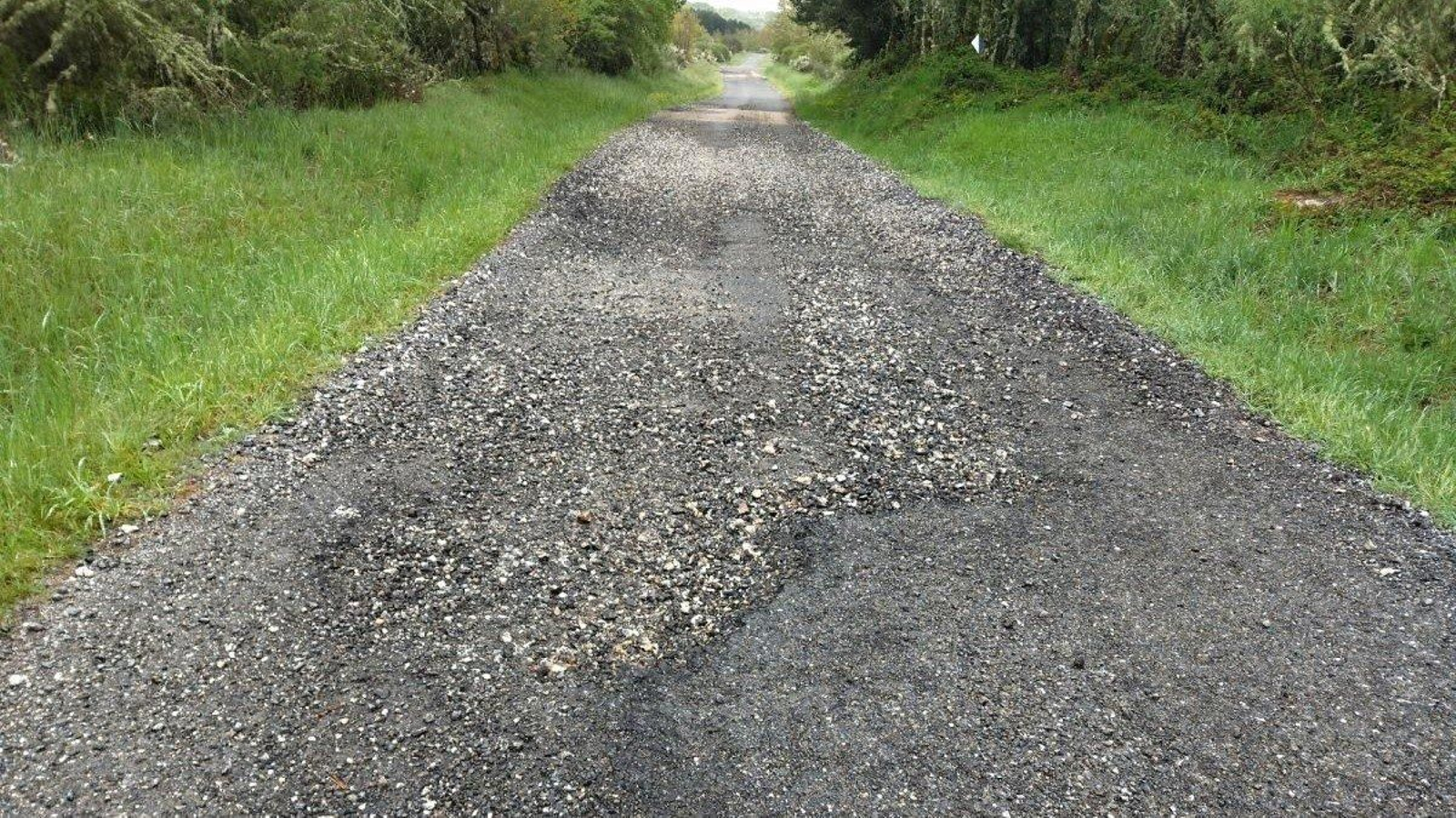 Los grandes baches se suceden sobre la calzada.