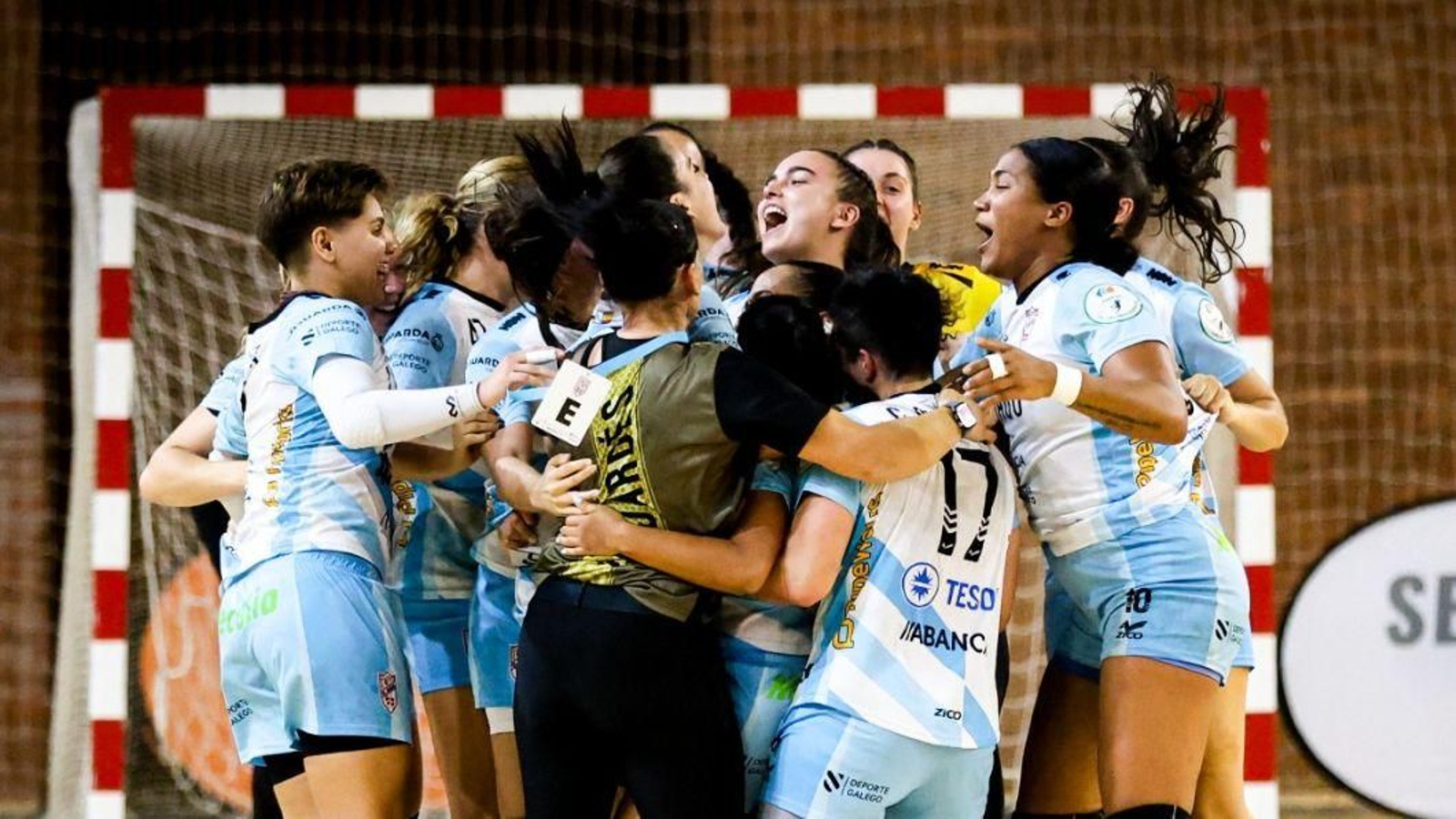 Todo el Mecalia Atlético Guardés abraza a Ania Ramos.