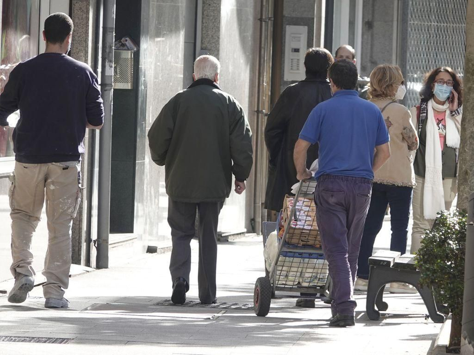 Un trabajador descargando la mercancía.