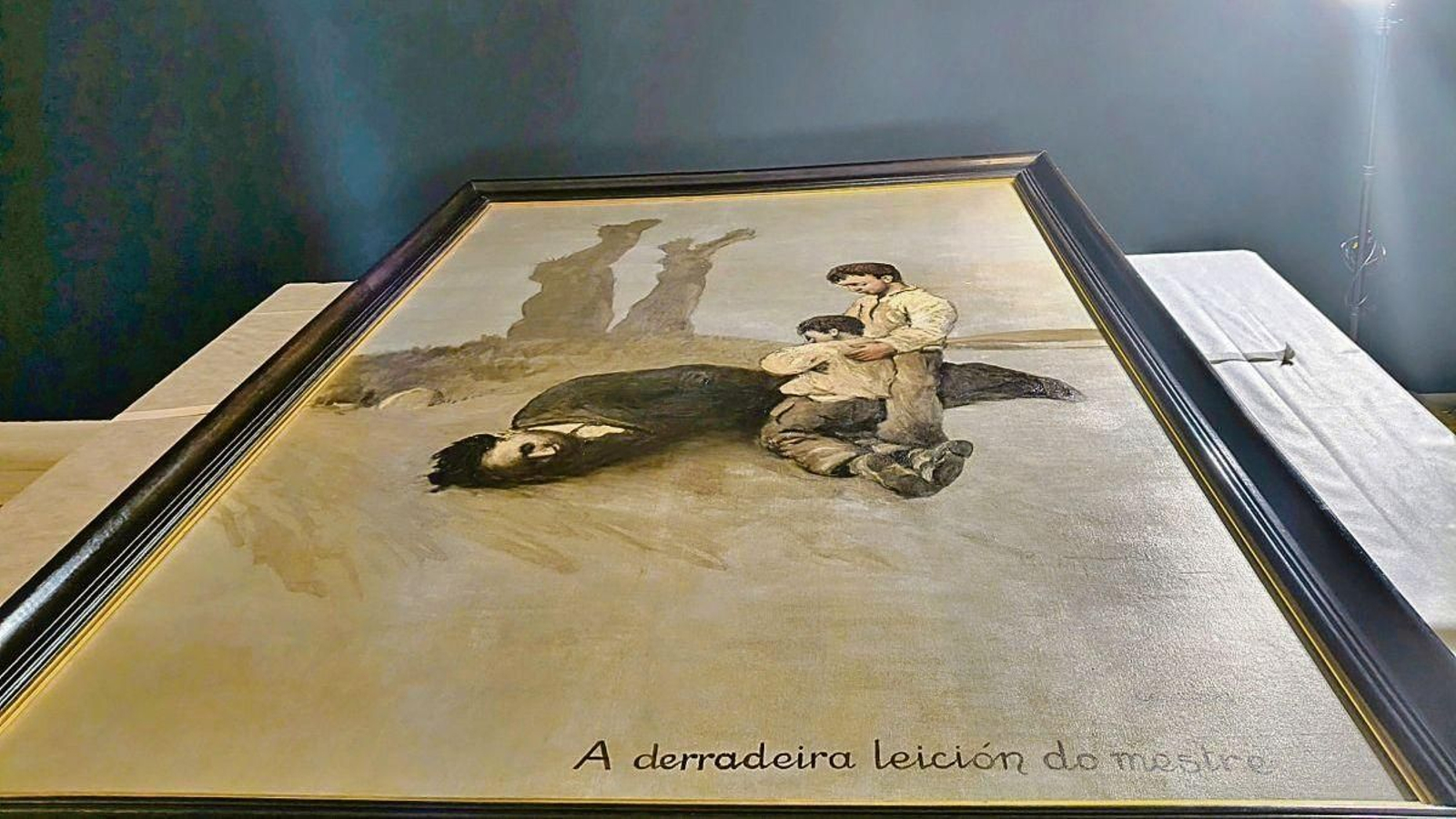 El cuadro “A derradeira leición do mestre”, antes de ser colgado para la exposición al público.