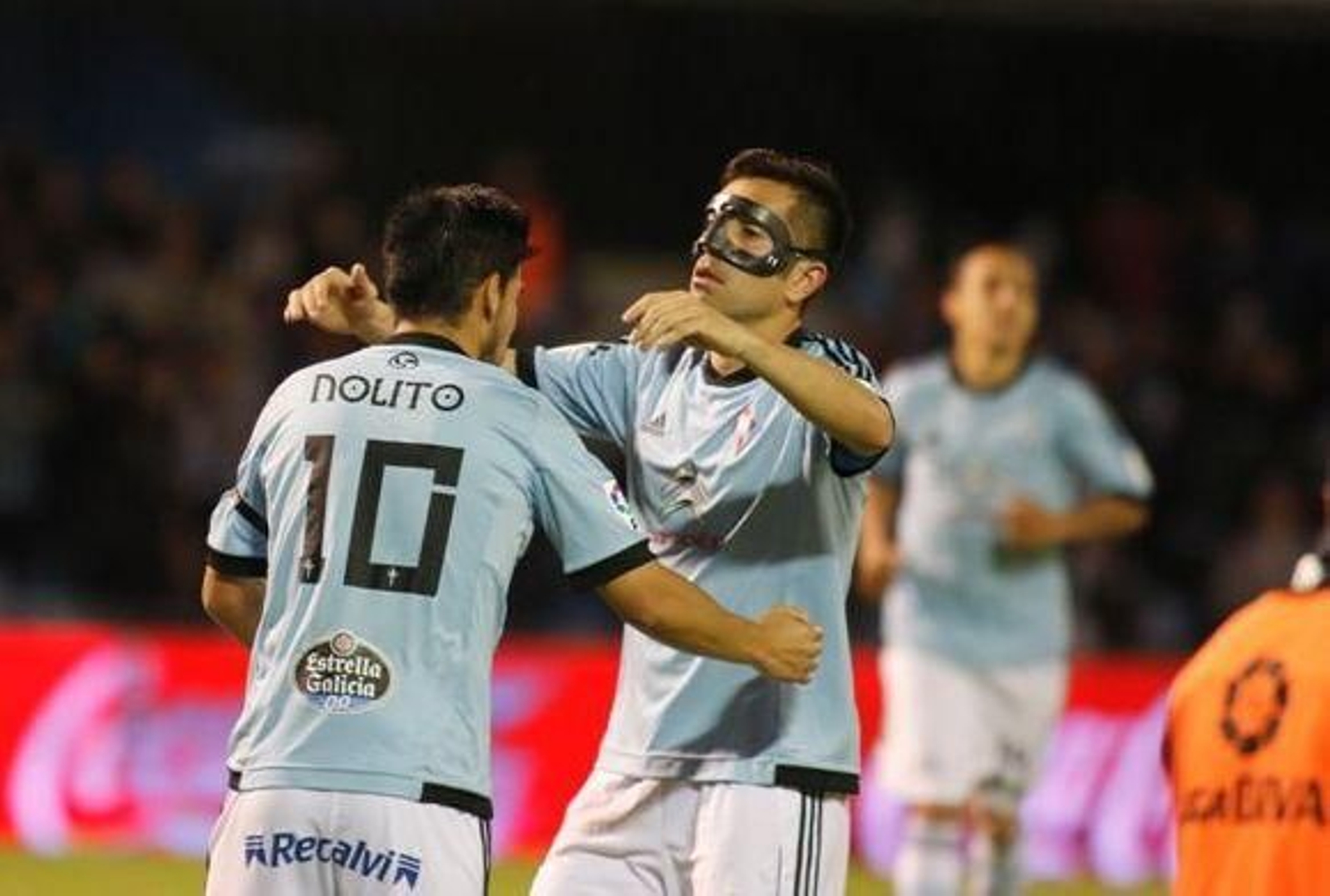 Nolito y Charles celebran un gol el lunes pasado contra el Valladolid.
