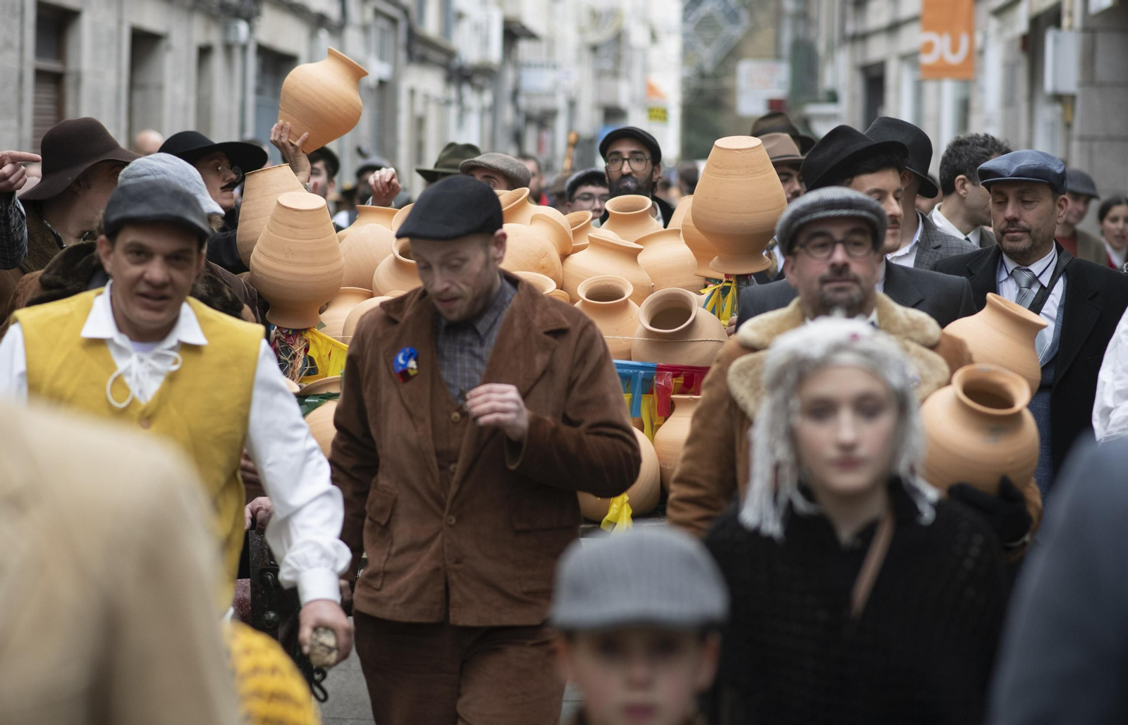 Galería |  Xinzo celebra su Domingo Oleiro con las olas volando en la Plaza Mayor