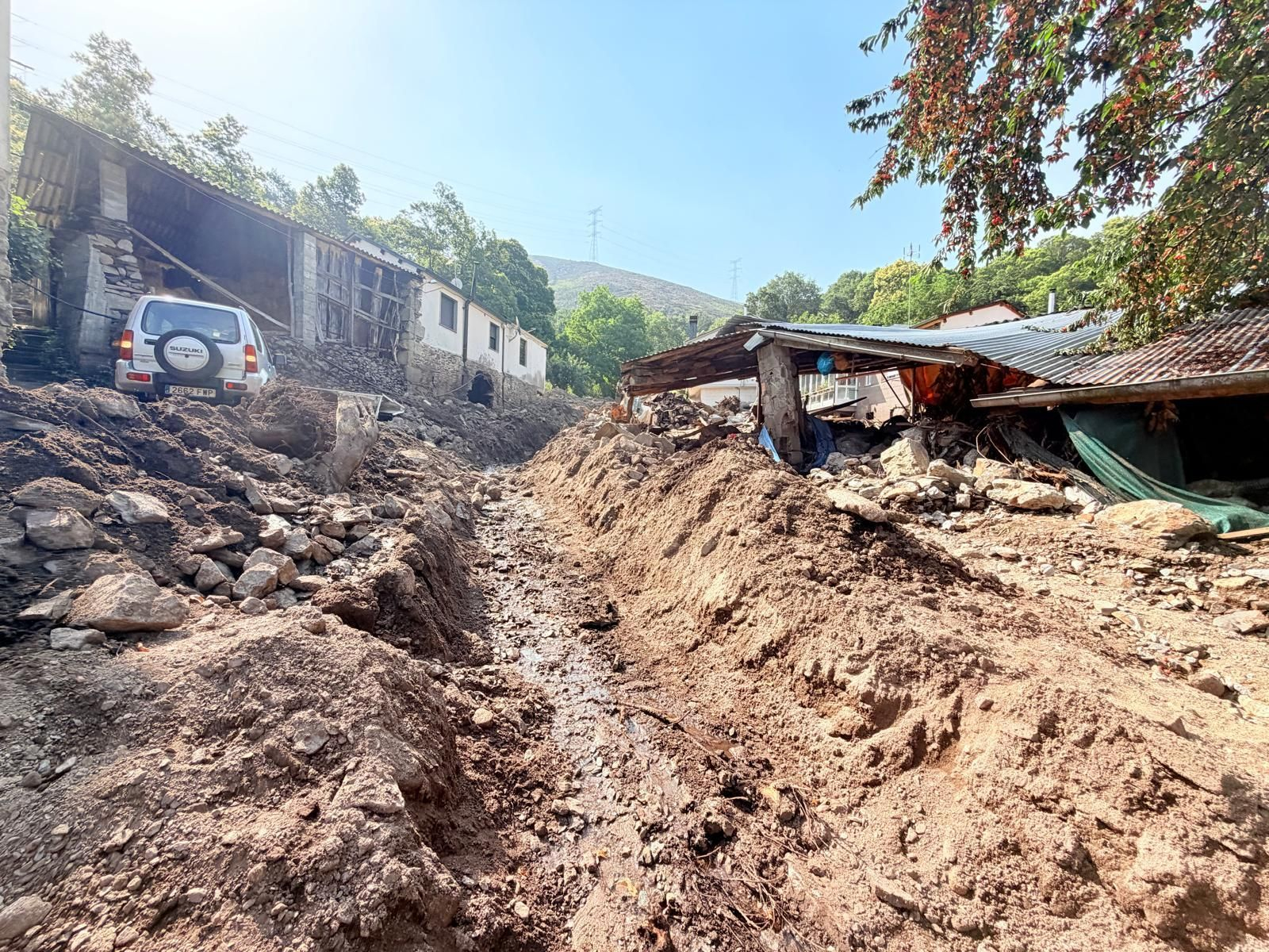 Galería | A Bouza, arrasada, reclama ayuda cuatro días después de la riada, en fotos