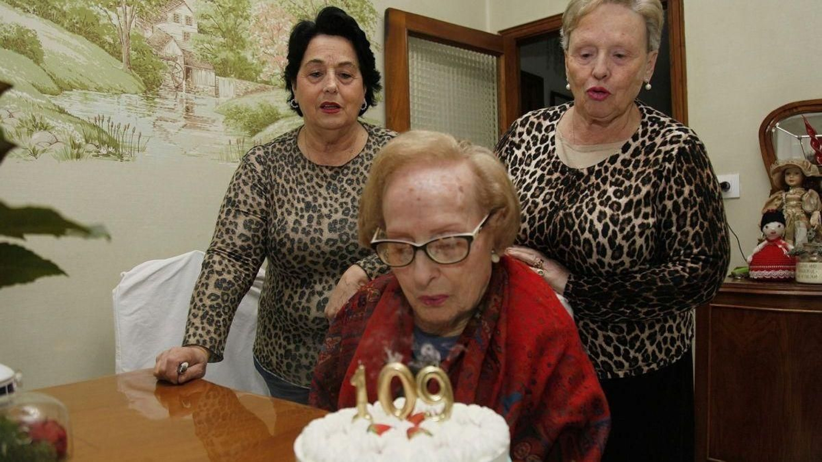 A centenaria ourensá Esperanza Cortiñas celebrando os seus 109 anos.