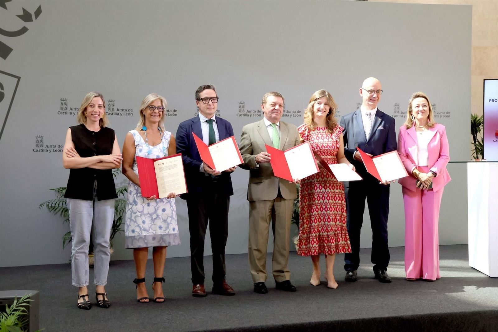 El consejero de la Presidencia, Luis Miguel González Gago, y los rectores de las Universidades de Valladolid, Salamanca, León y Burgos