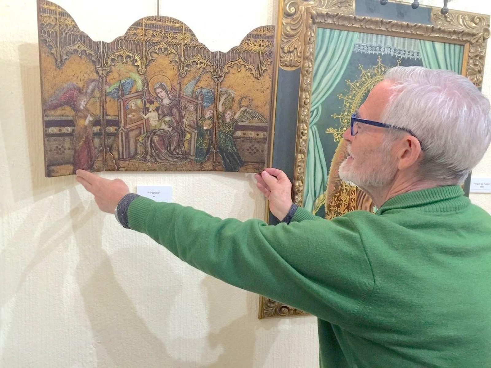 Felipe Alonso Monge, con una de sus obras.