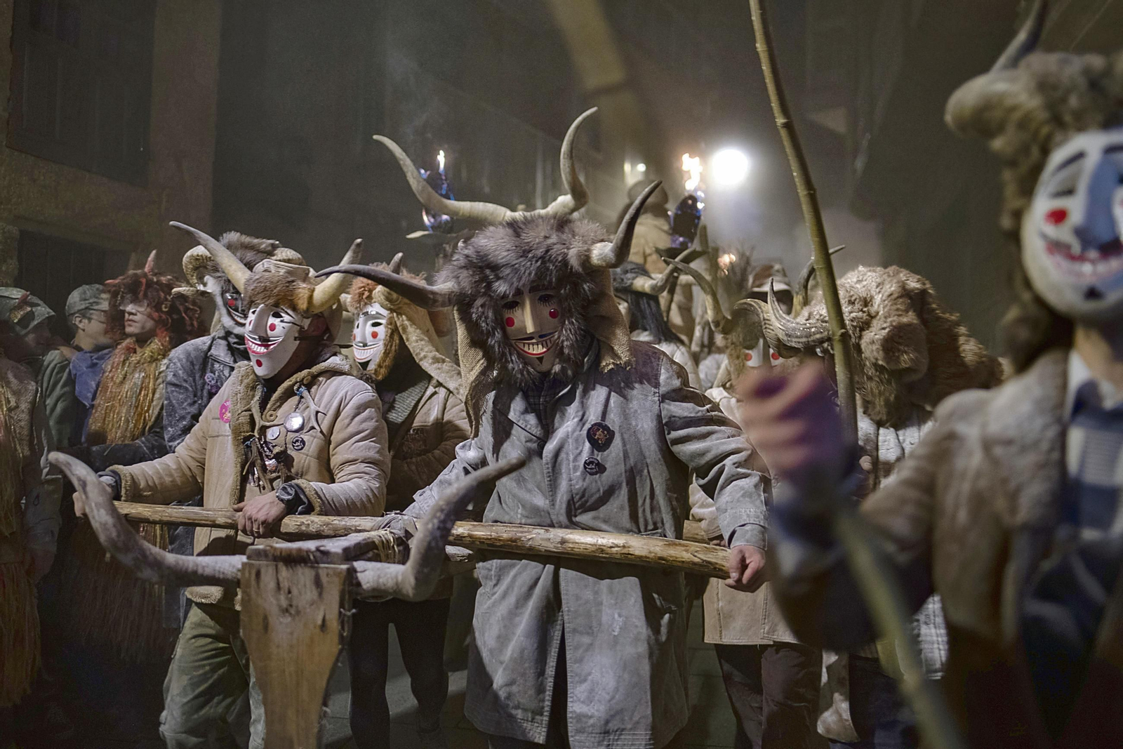 Fuego, máscaras, harina y tradición rural consagran la Baixada da Marela.