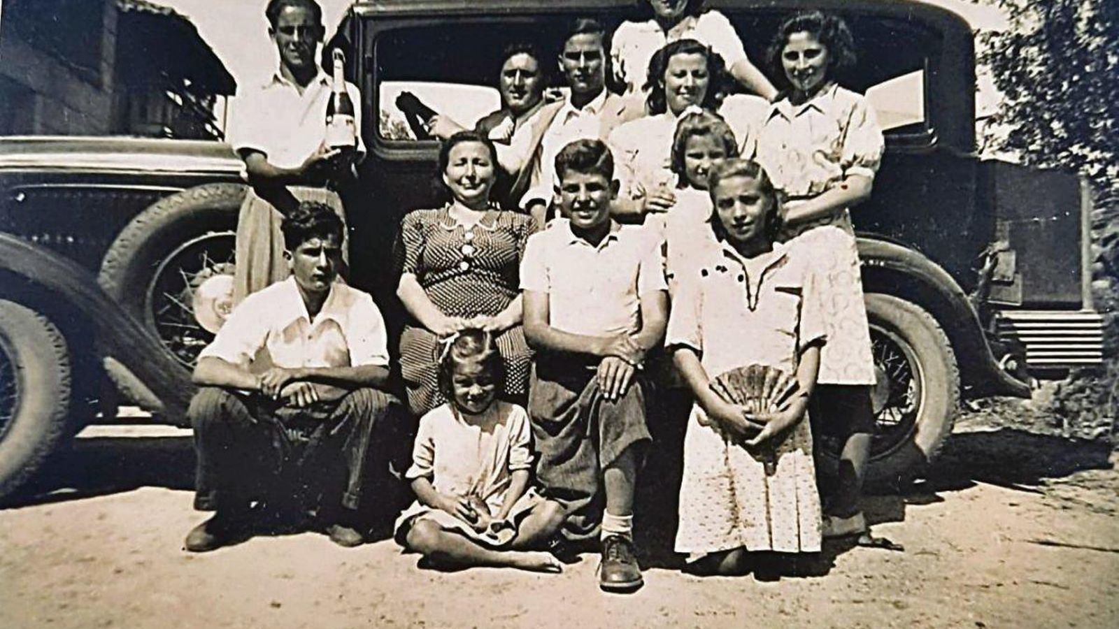 Aurelio Domínguez Pereira con su taxi, licencia número 3, y su numerosa familia. Foto de Ramón Domínguez.