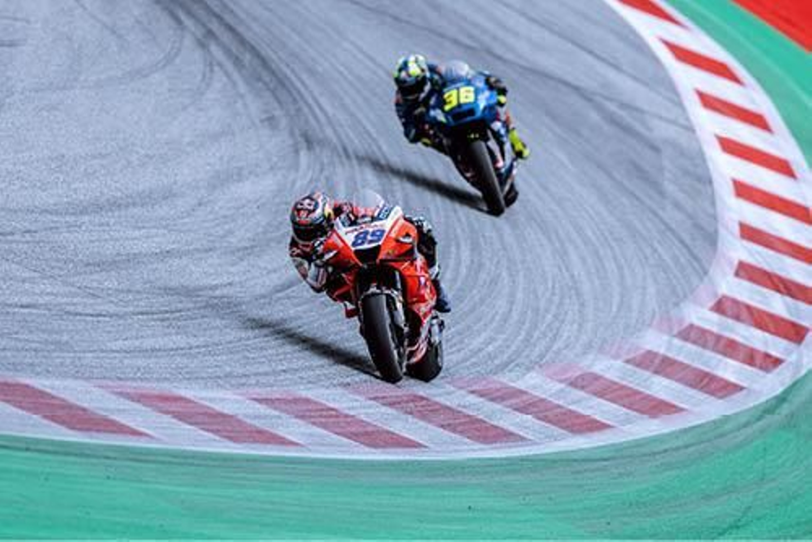 Jorge Martín lideró gran parte de la prueba con Joan Mir por detrás. // EFE