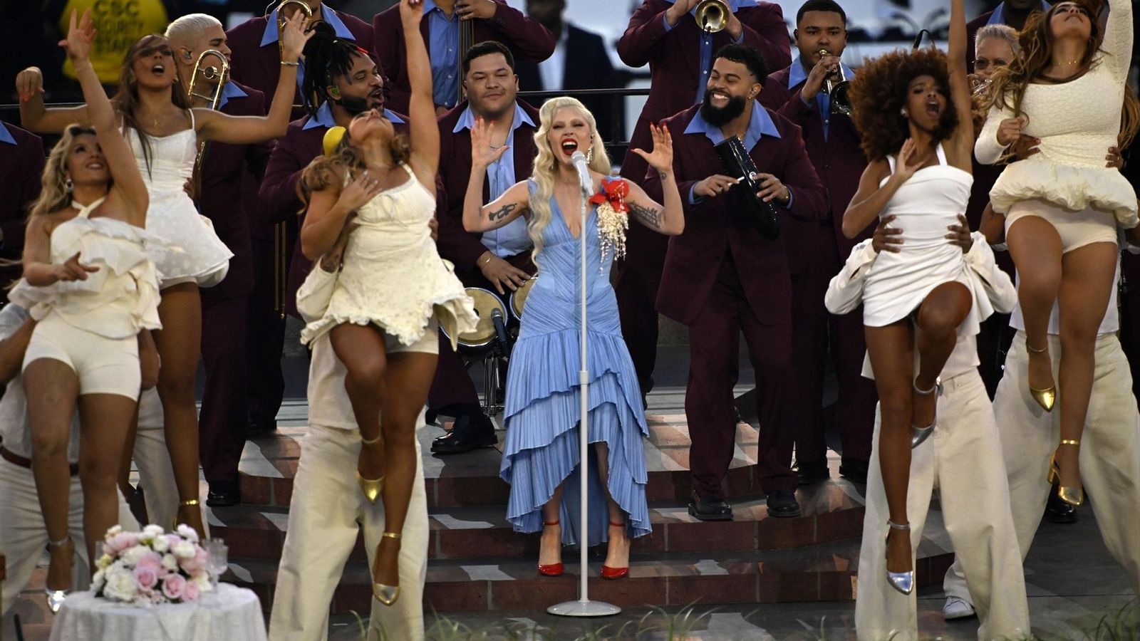 Lady Gaga cantando Die with a Smile versión salsa en el LX Super Bowl.