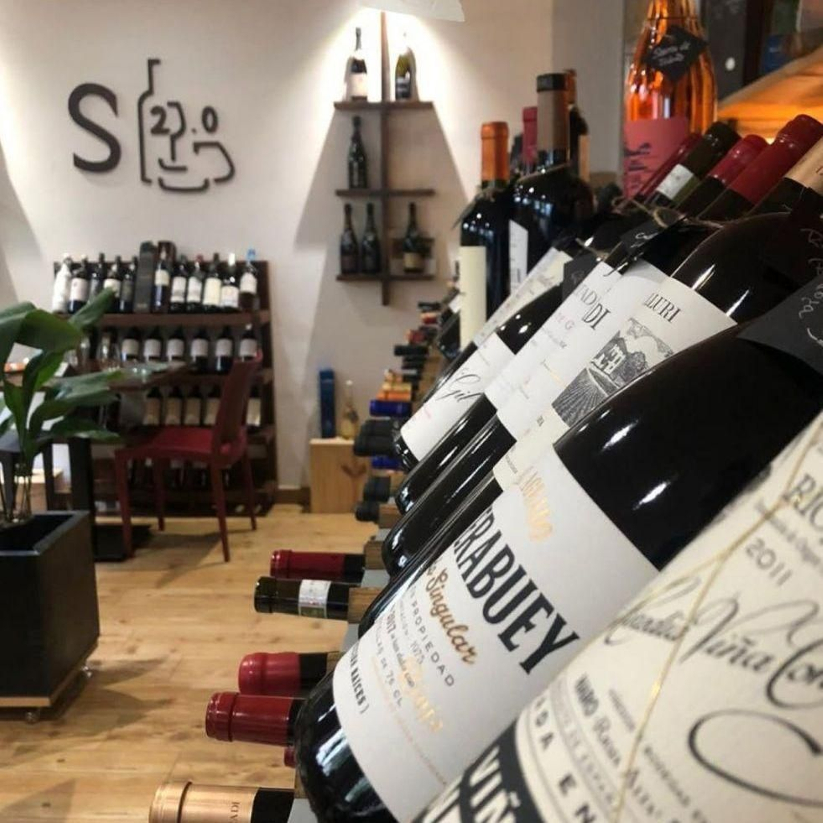 Amplia variedad: Sibarys 2.0 destaca por su selección de vinos, tanto para catadores aficionados como expertos.