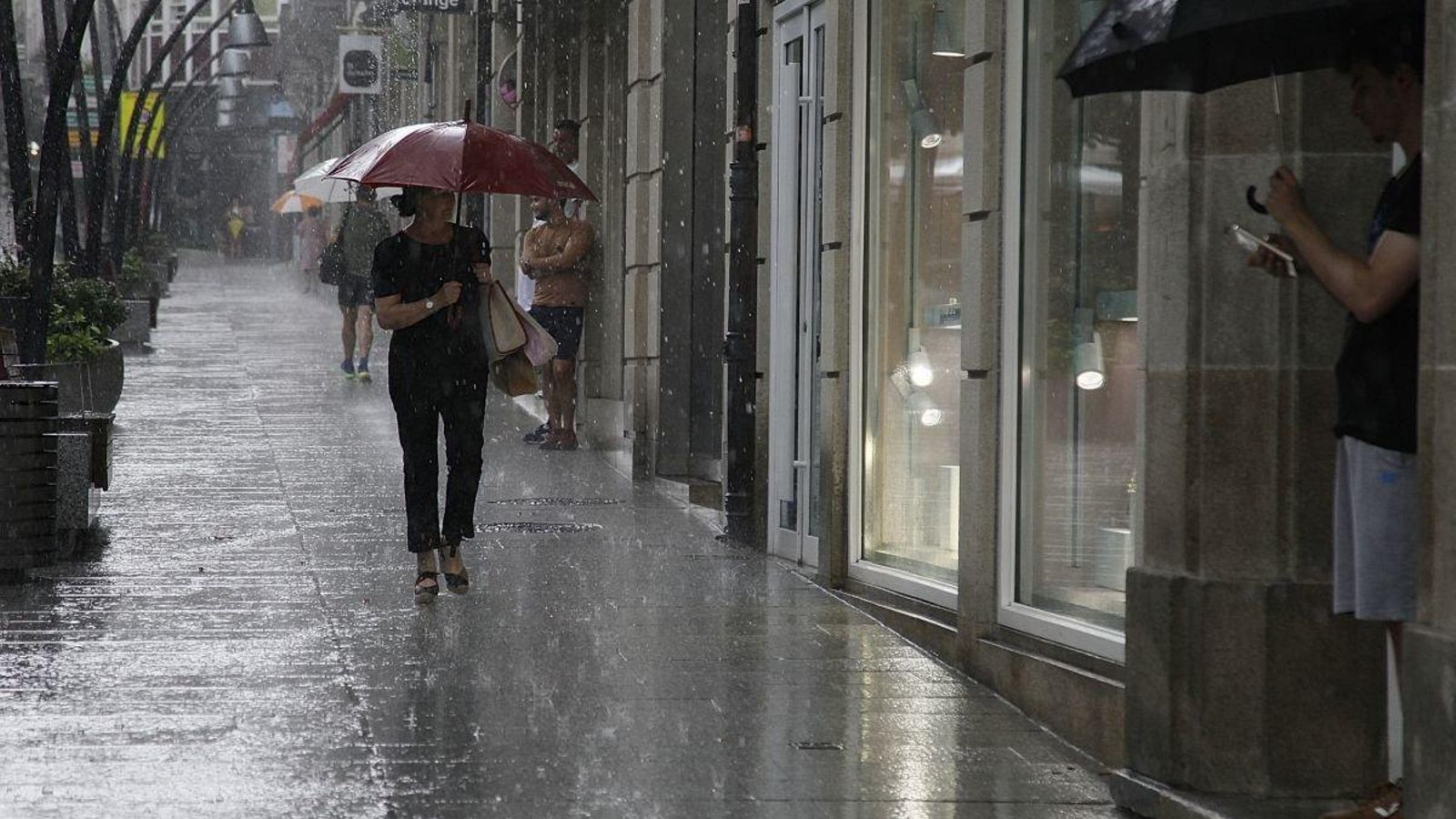 Los paraguas regresaron a la calle en pleno mes de julio.
