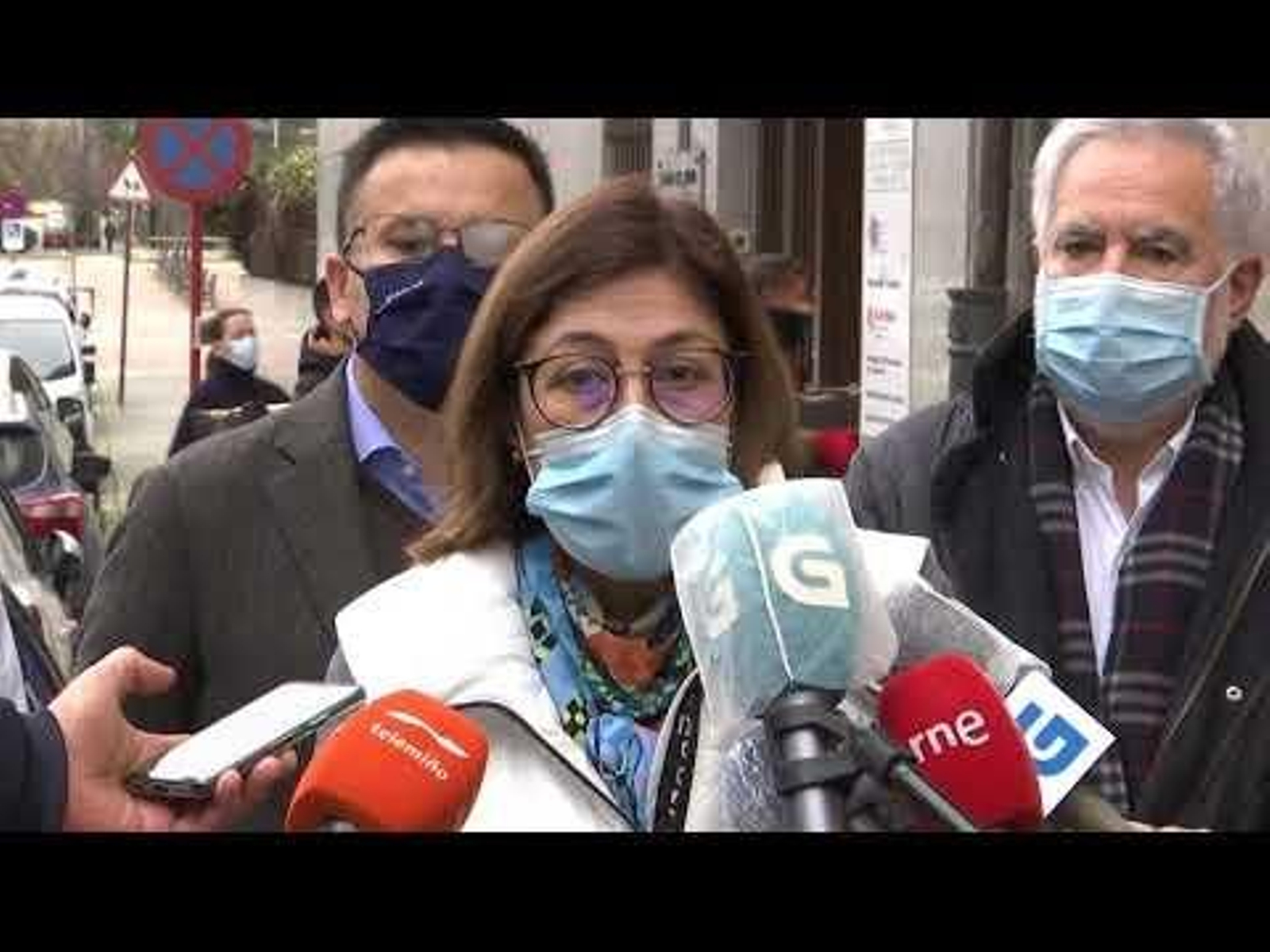 Entrega dos menús solidarios no comedor de Cáritas