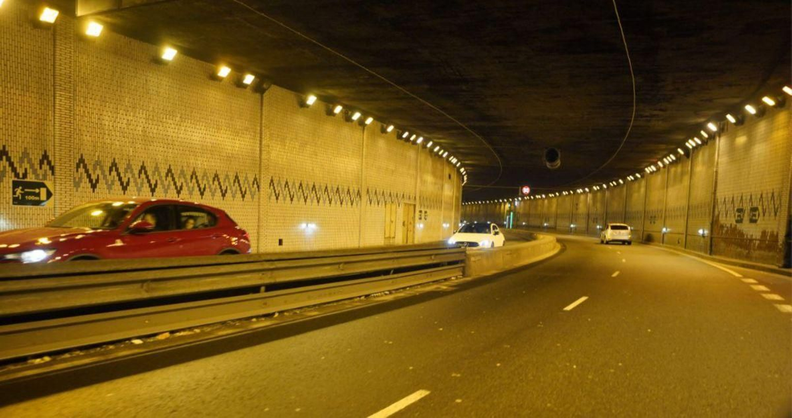 Vehículos utilizando el túnel, construido como parte esencial del programa Abrir Vigo al Mar, hace ya 30 años.
