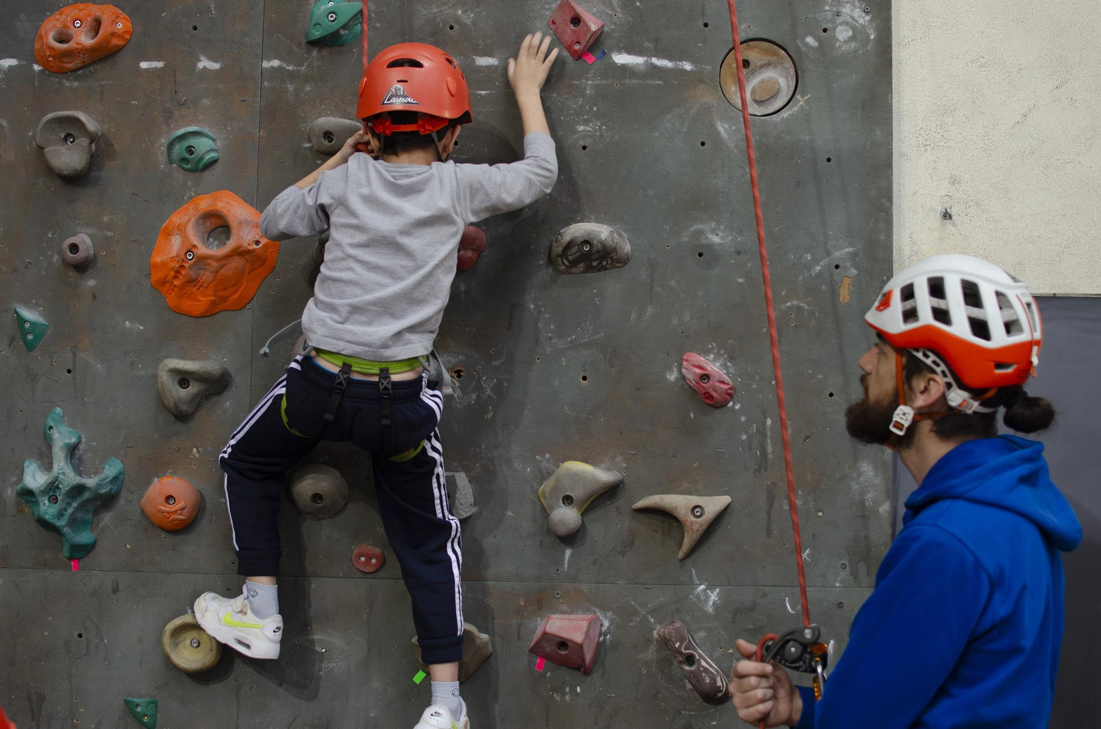 Galería | Jornada escolar de escalada en Os Remedios