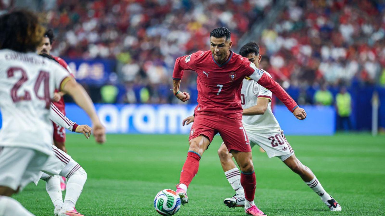 Cristiano Ronado, rodeado de jugadores españoles.