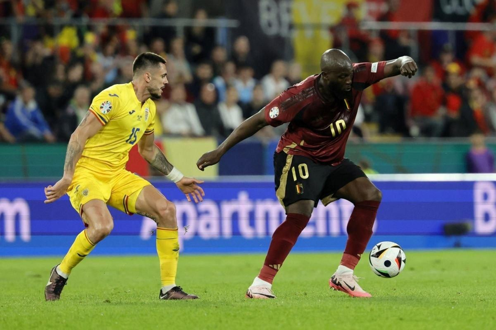 Romelu Lukaku controla un balón ante el rumano Andrei Burca en el partido de ayer en Colonia.