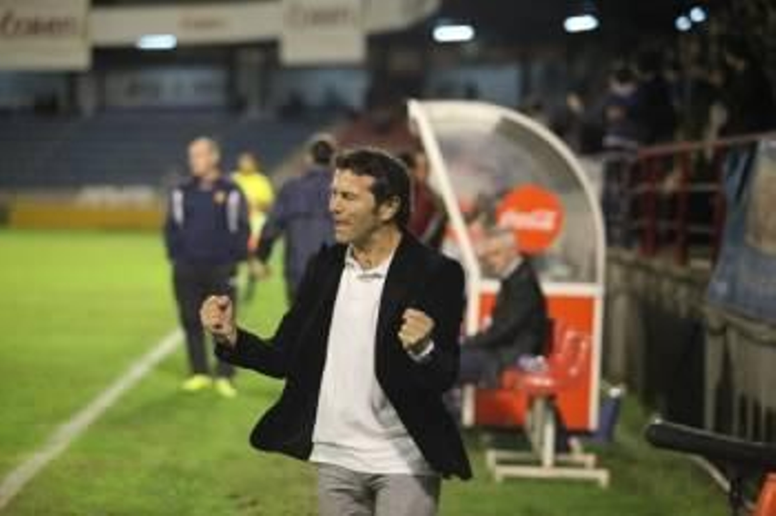 Luisito celebra al lado del banquillo el definitivo 3-1, el gol anotado por Alex Fernández. (Foto: FOTOS: JOSÉ PAZ)