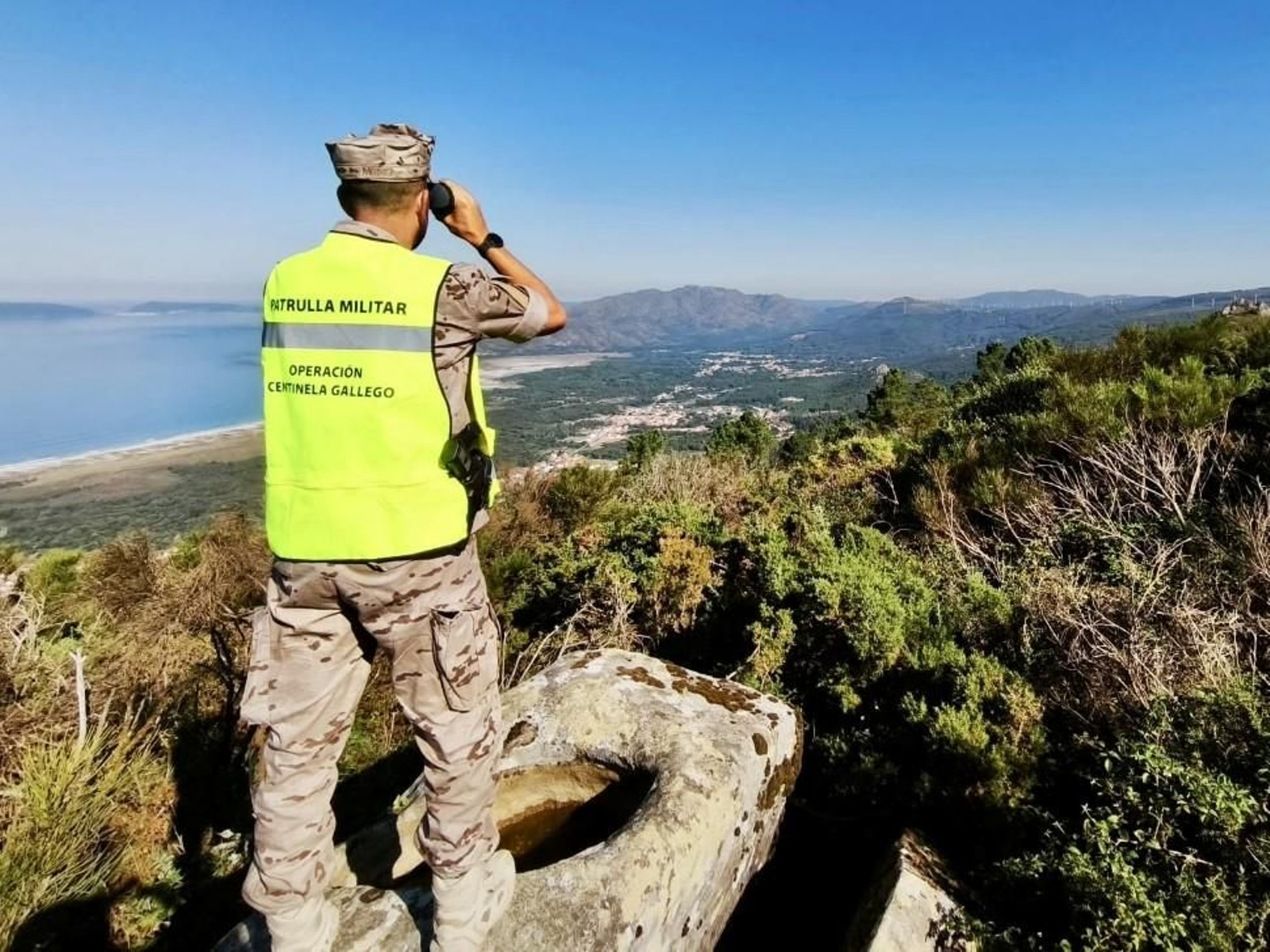Un militar de una de las patrullas terrestres vigilando el monte.