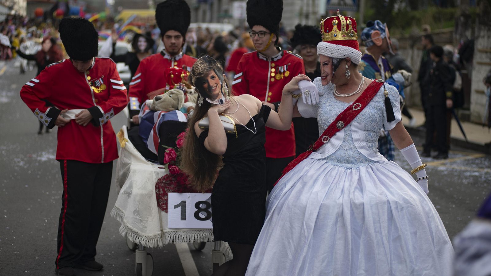 La reina de Inglaterra y Lady Di