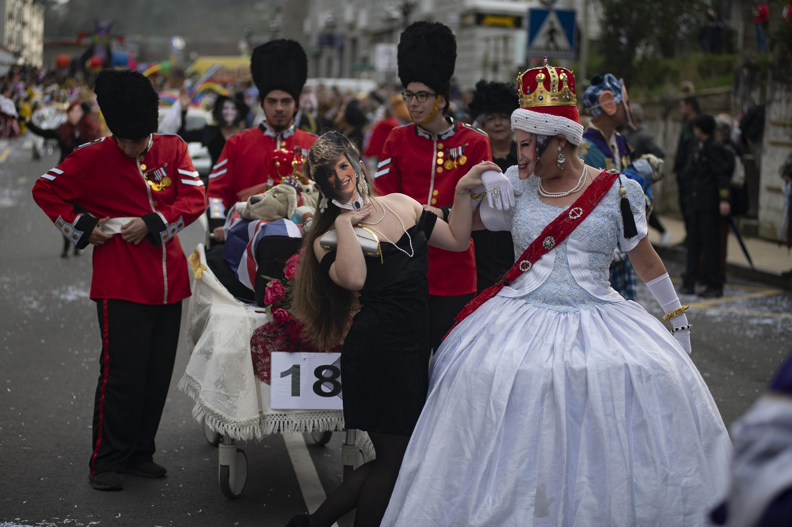 La reina de Inglaterra y Lady Di