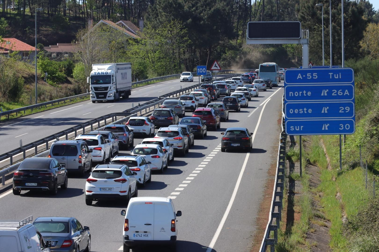 Atasco en la autovía A-55 sentido Portugal. // Jorge Santomé